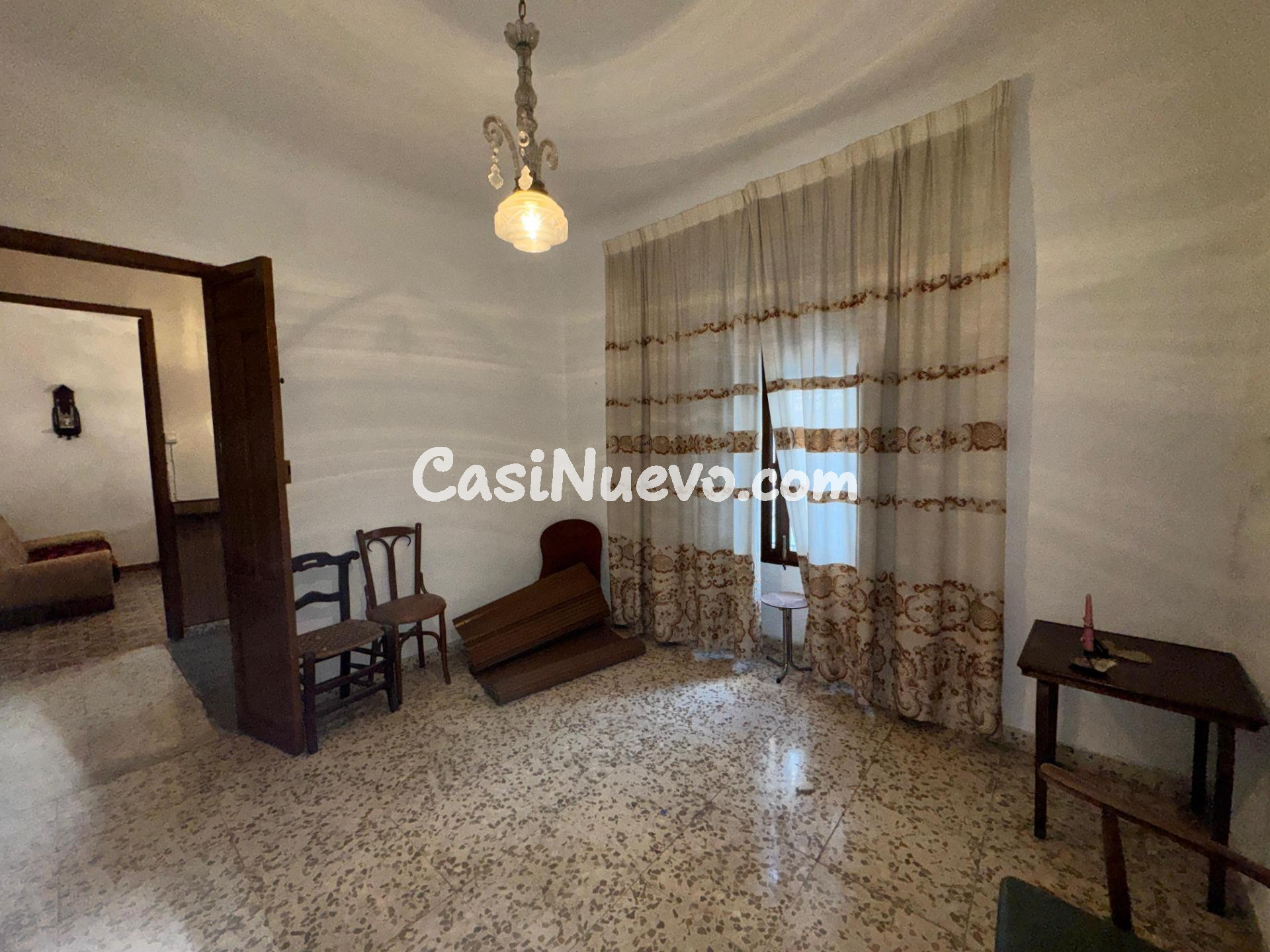 Casa de pueblo con patio y múltiples estancias para reformar - foto 4