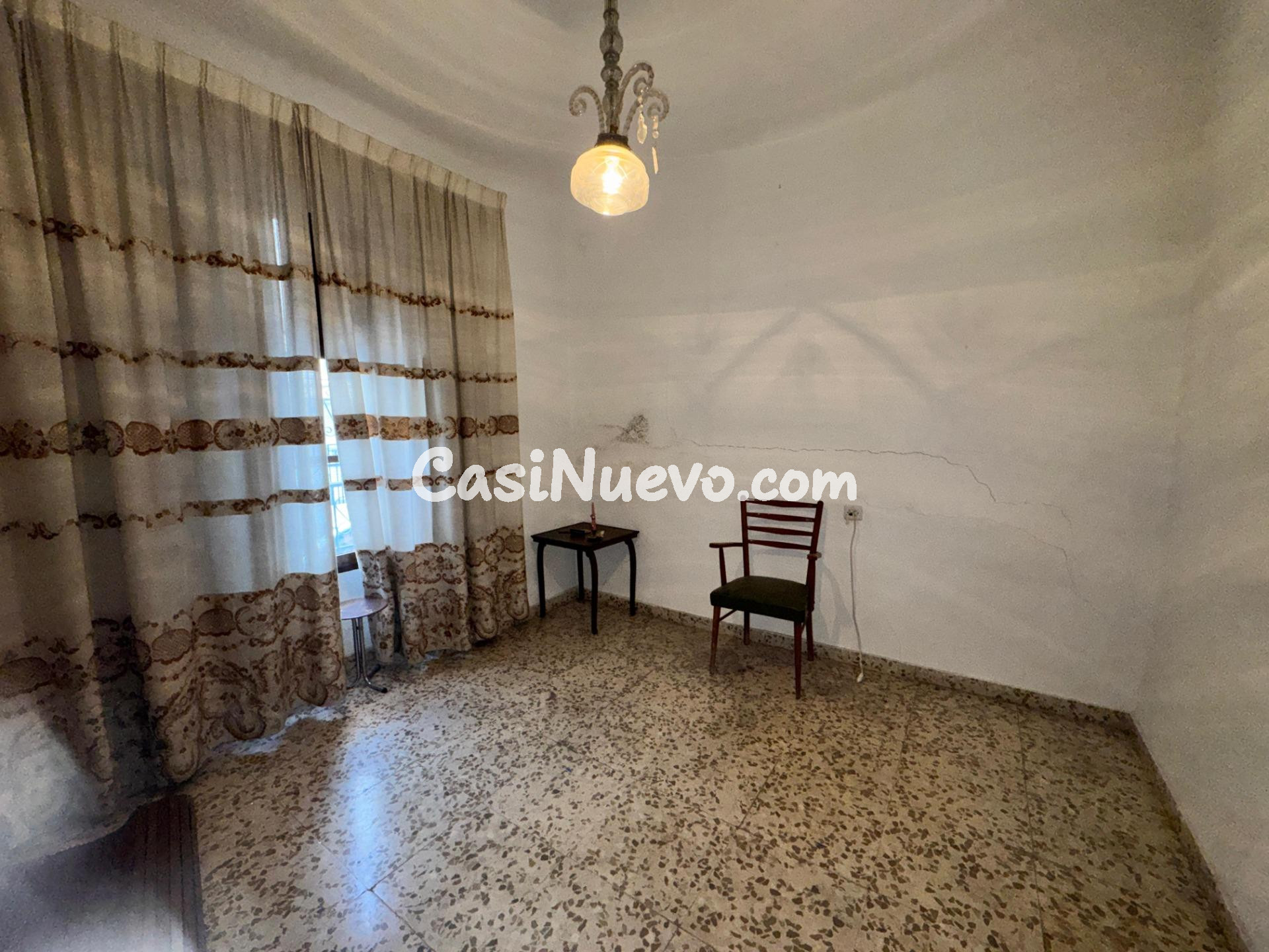 Casa de pueblo con patio y múltiples estancias para reformar - foto 5