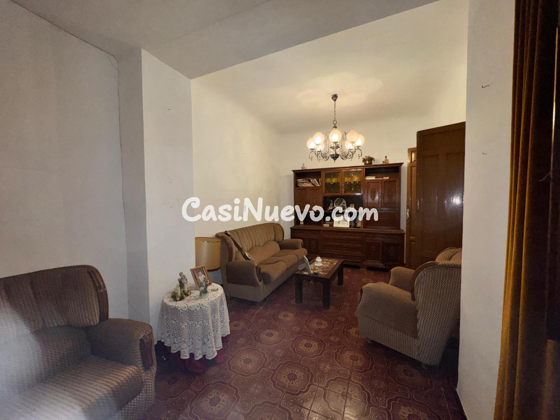 Casa de pueblo con patio y múltiples estancias para reformar - foto 7