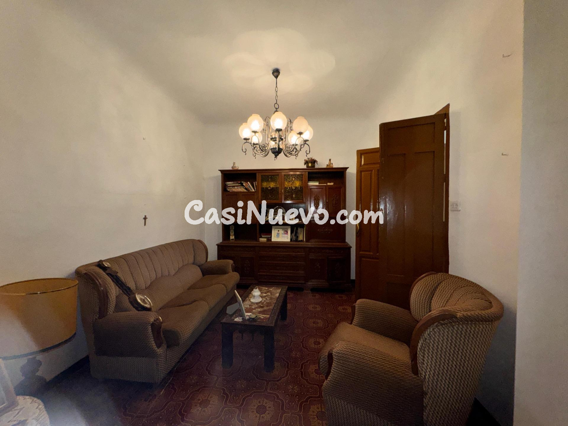 Casa de pueblo con patio y múltiples estancias para reformar - foto 8