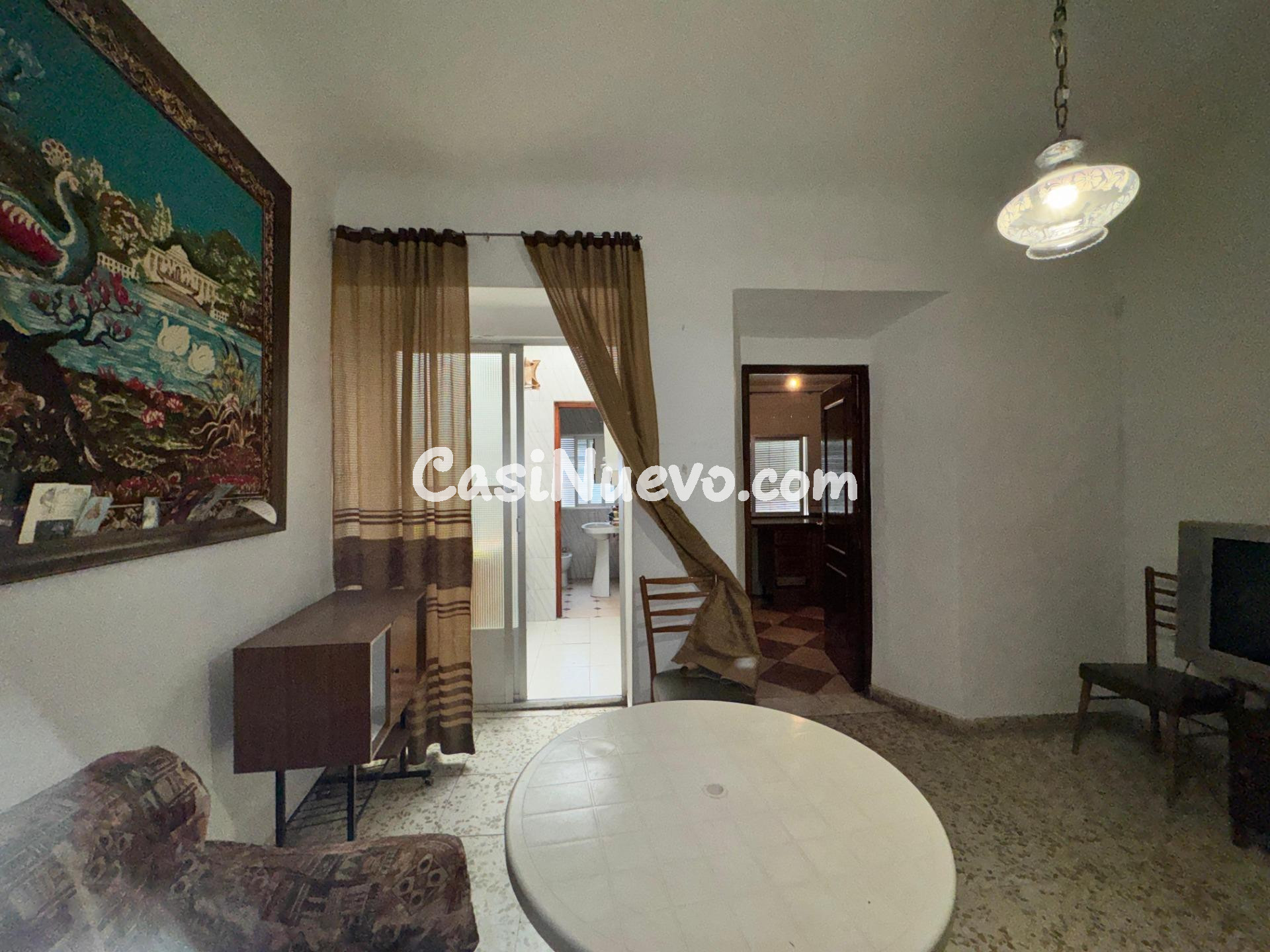 Casa de pueblo con patio y múltiples estancias para reformar - foto 9