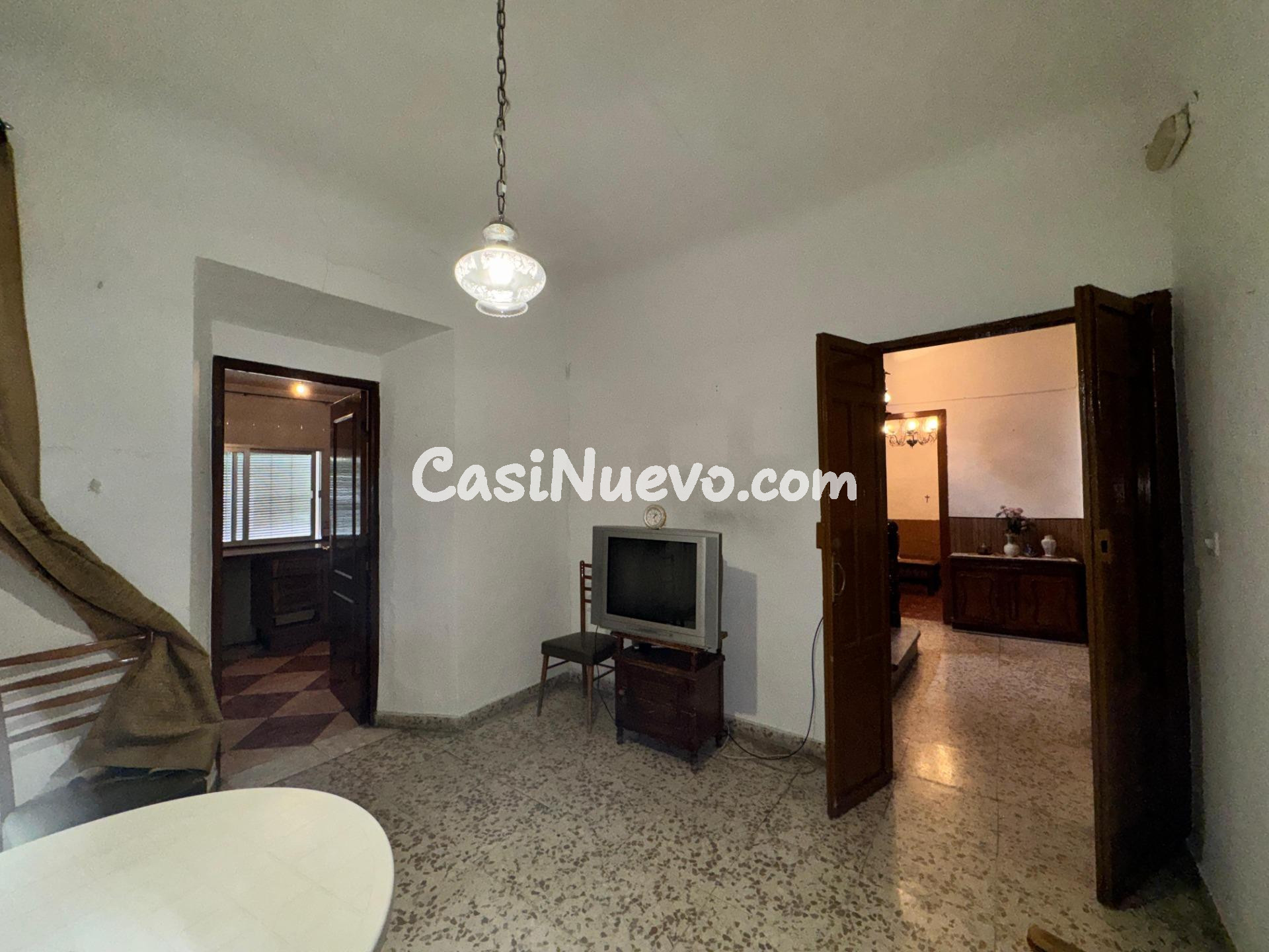 Casa de pueblo con patio y múltiples estancias para reformar - foto 10