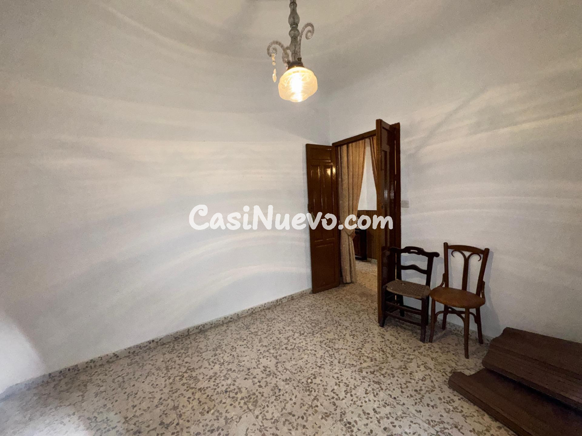 Casa de pueblo con patio y múltiples estancias para reformar - foto 12