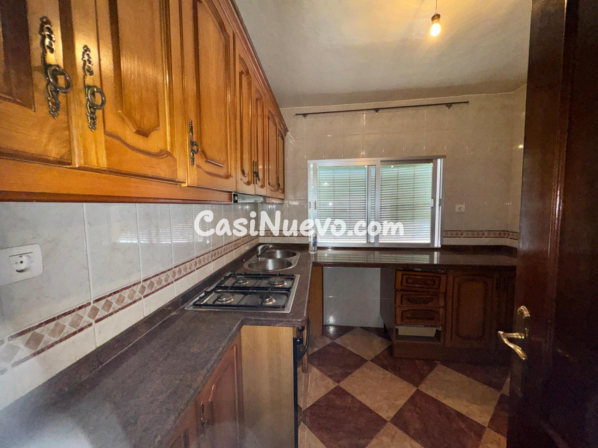 Casa de pueblo con patio y múltiples estancias para reformar - foto 13