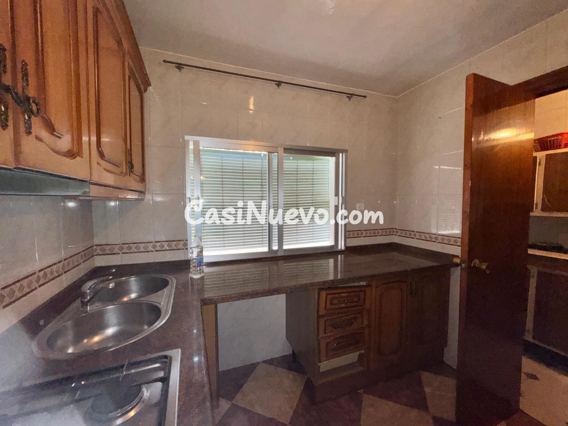 Casa de pueblo con patio y múltiples estancias para reformar - foto 14