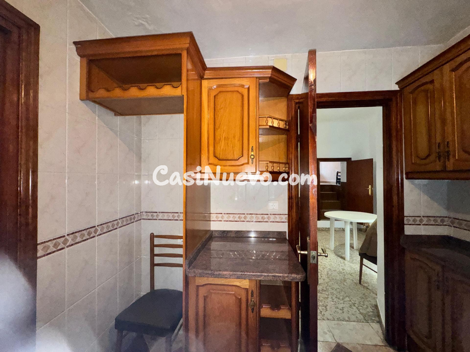 Casa de pueblo con patio y múltiples estancias para reformar - foto 16