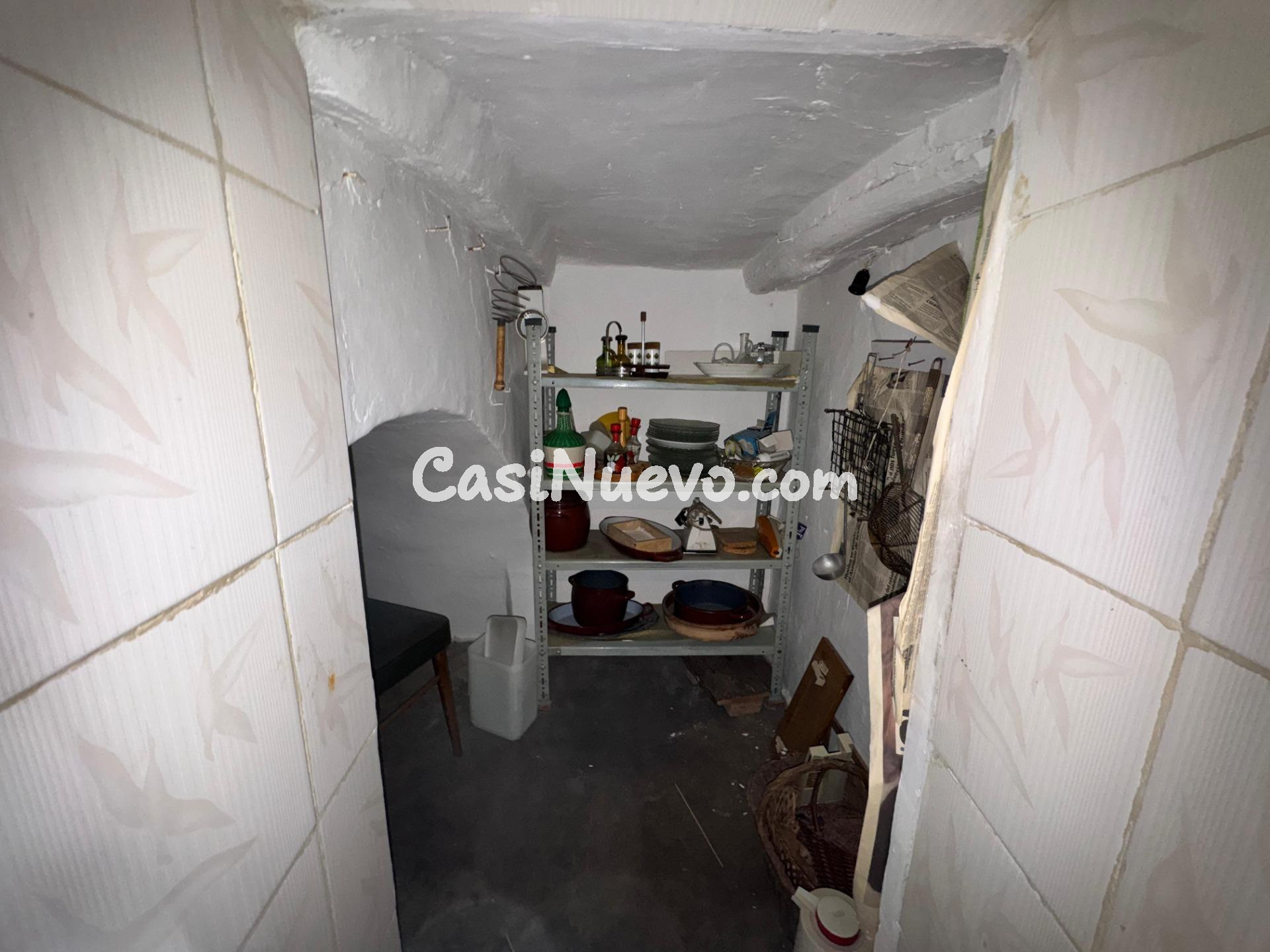 Casa de pueblo con patio y múltiples estancias para reformar - foto 19