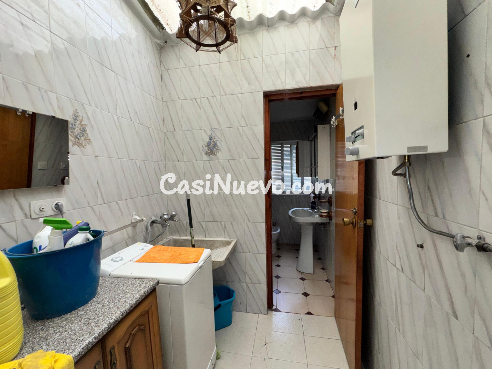 Casa de pueblo con patio y múltiples estancias para reformar - foto 20