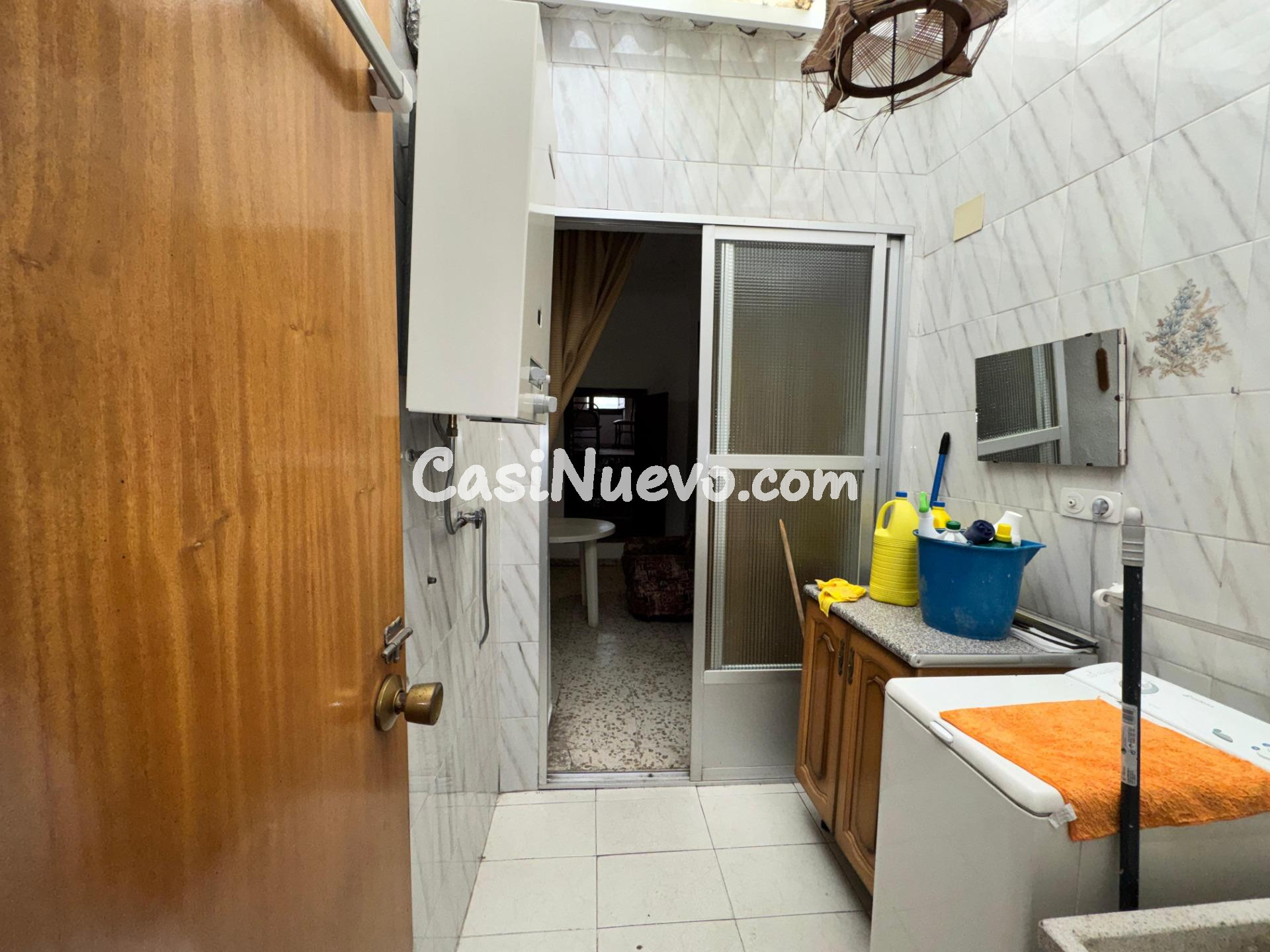 Casa de pueblo con patio y múltiples estancias para reformar - foto 21