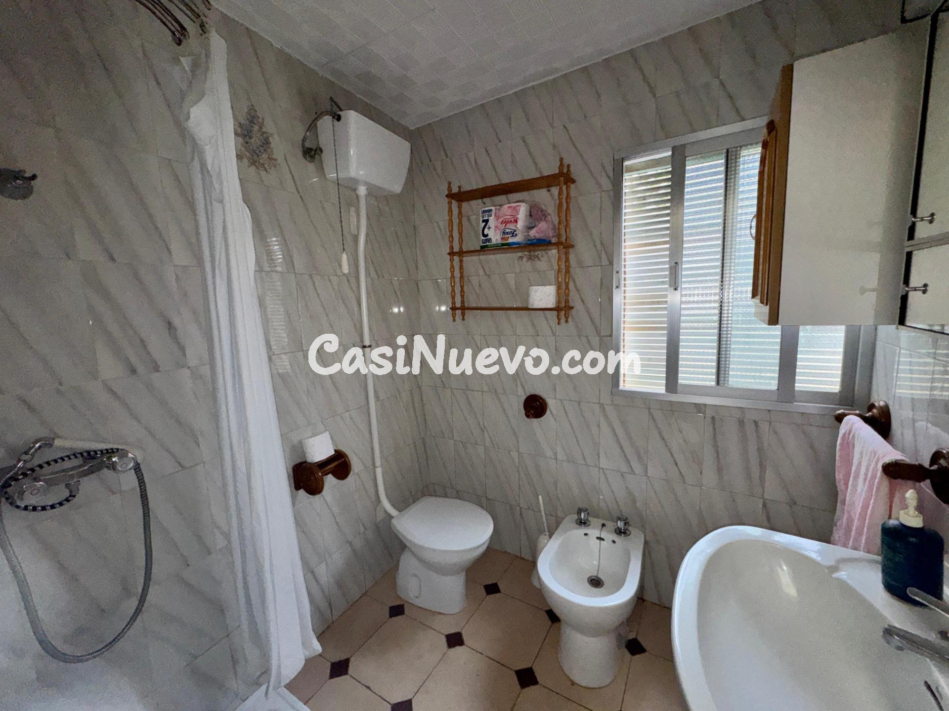 Casa de pueblo con patio y múltiples estancias para reformar - foto 22