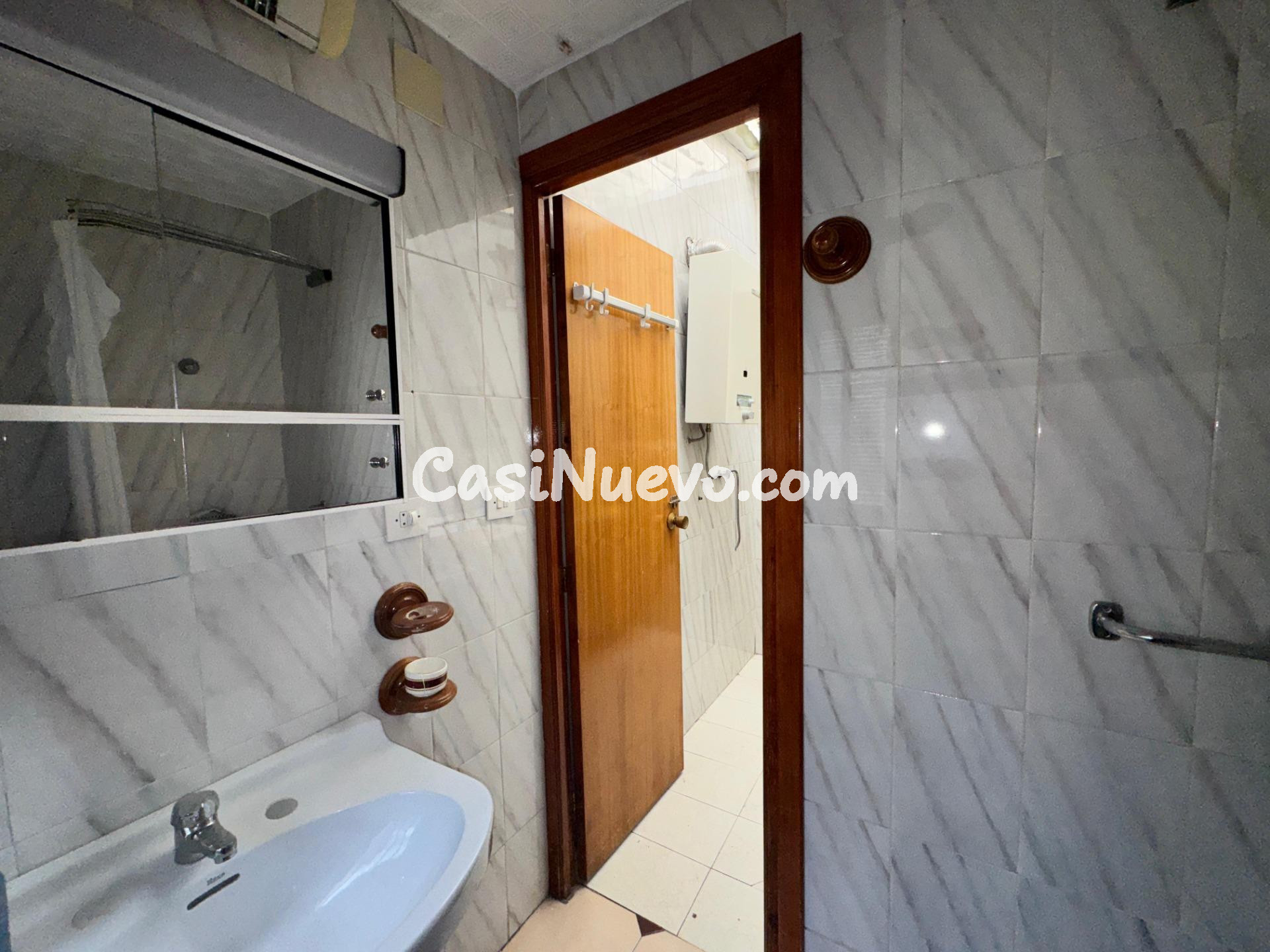 Casa de pueblo con patio y múltiples estancias para reformar - foto 23