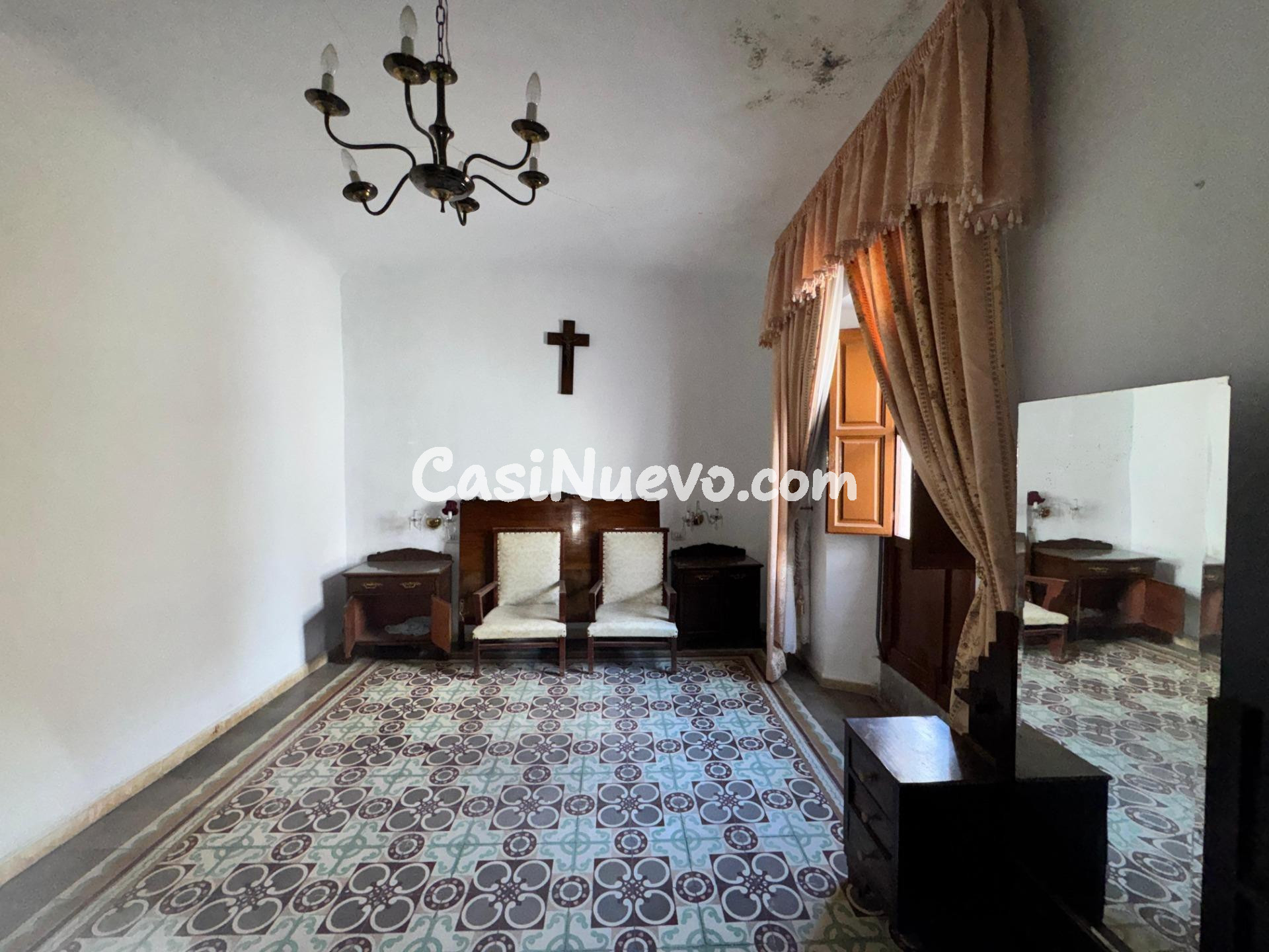 Casa de pueblo con patio y múltiples estancias para reformar - foto 24