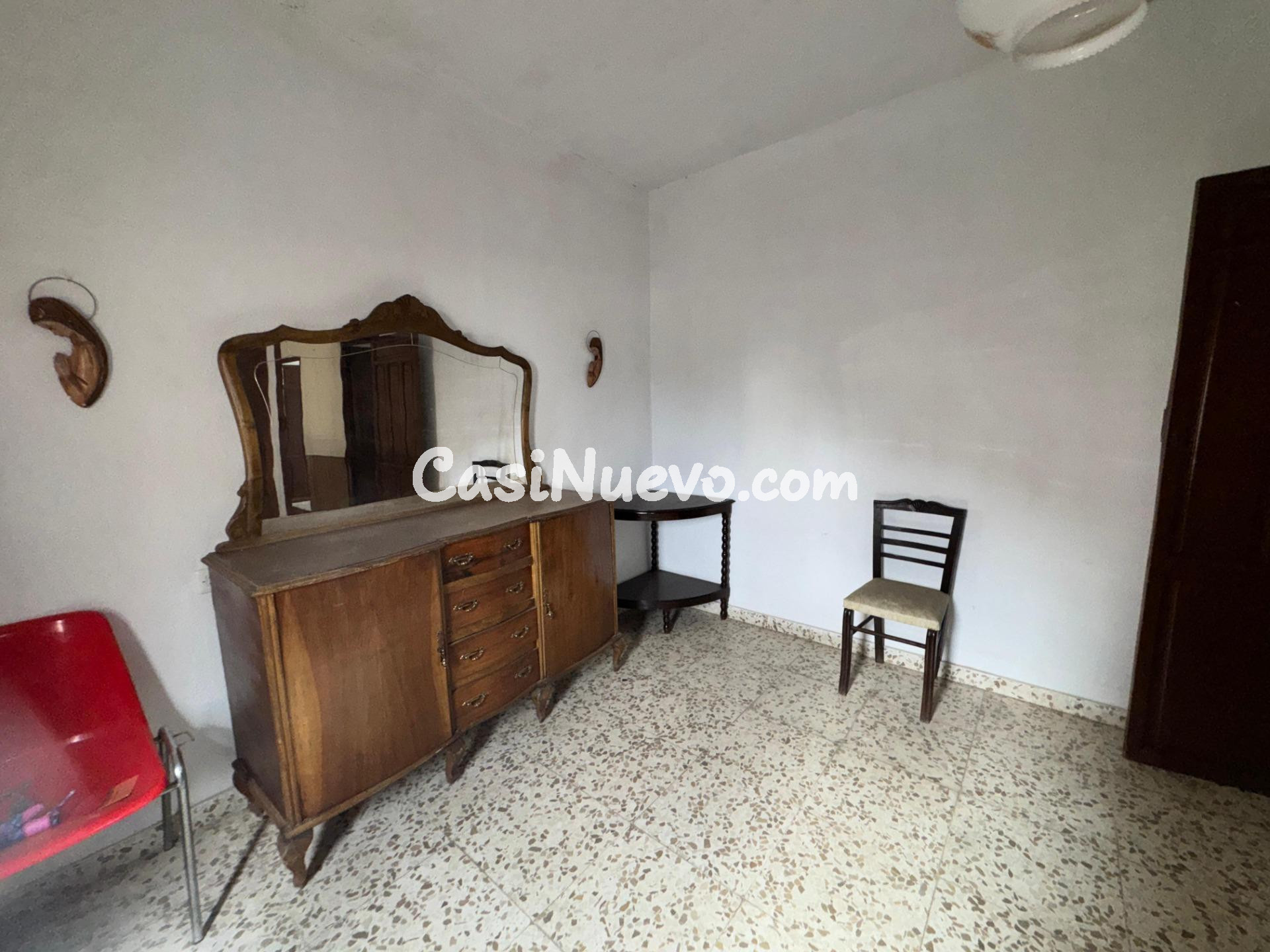 Casa de pueblo con patio y múltiples estancias para reformar - foto 26