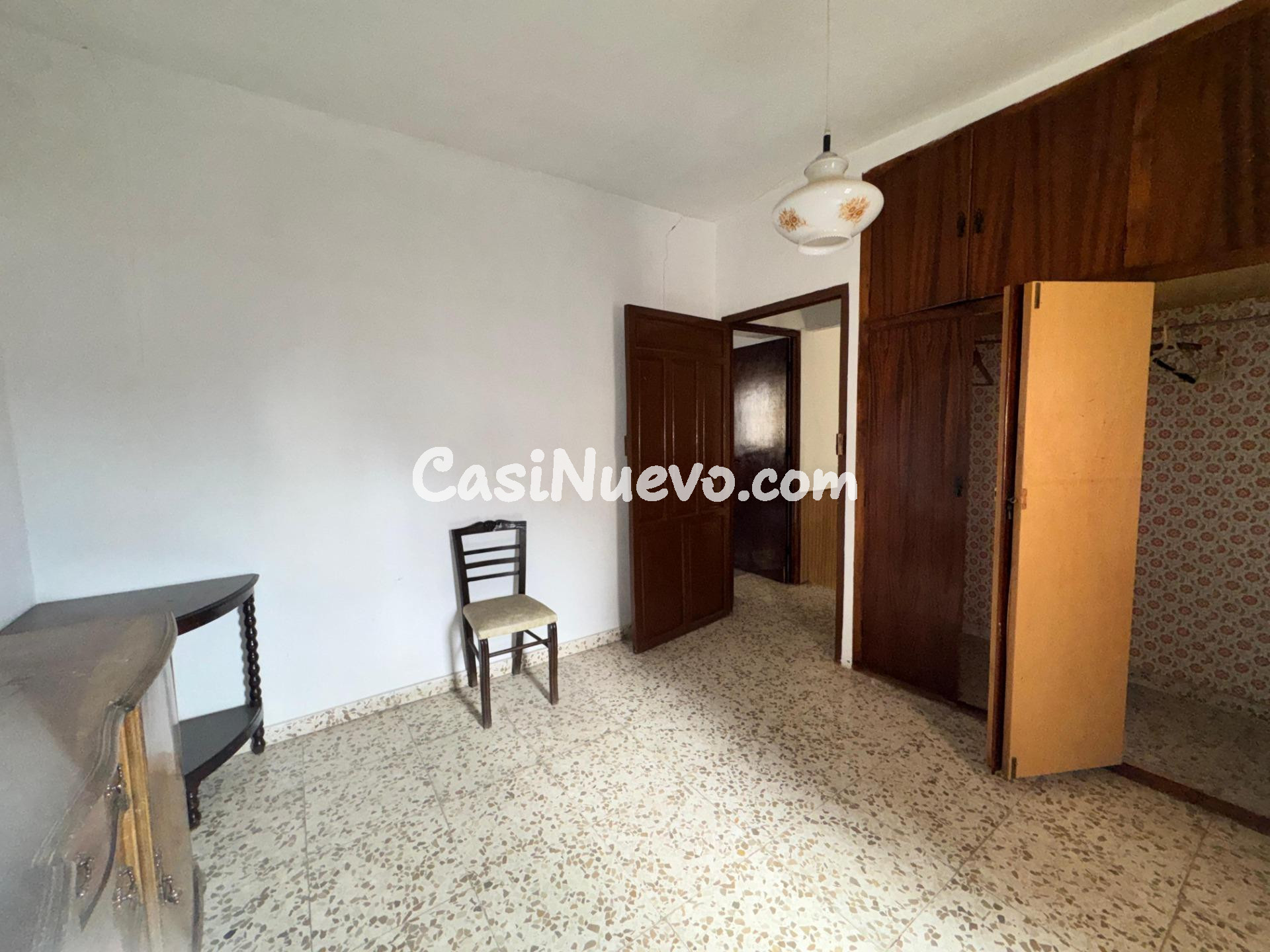 Casa de pueblo con patio y múltiples estancias para reformar - foto 27