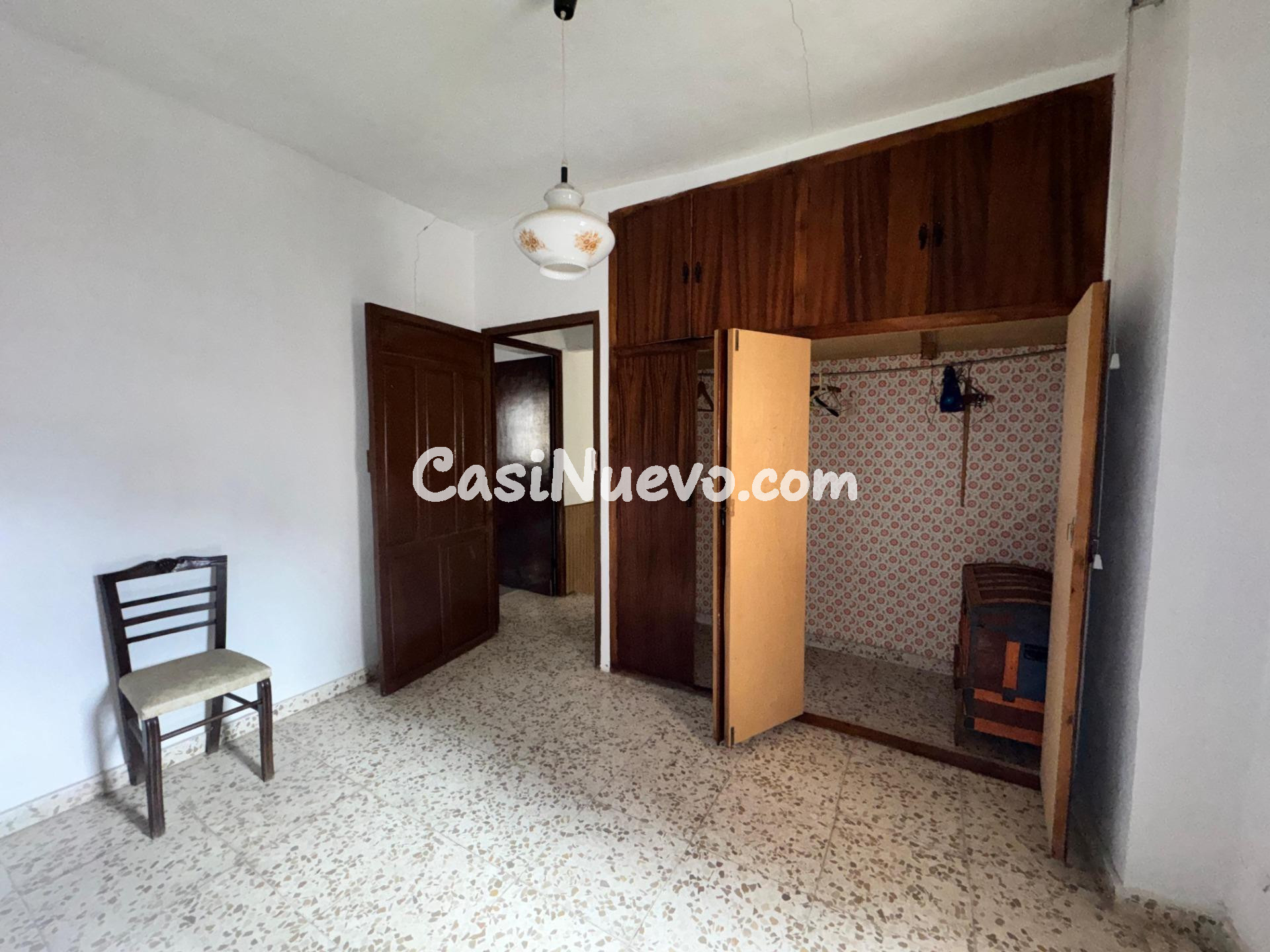 Casa de pueblo con patio y múltiples estancias para reformar - foto 28