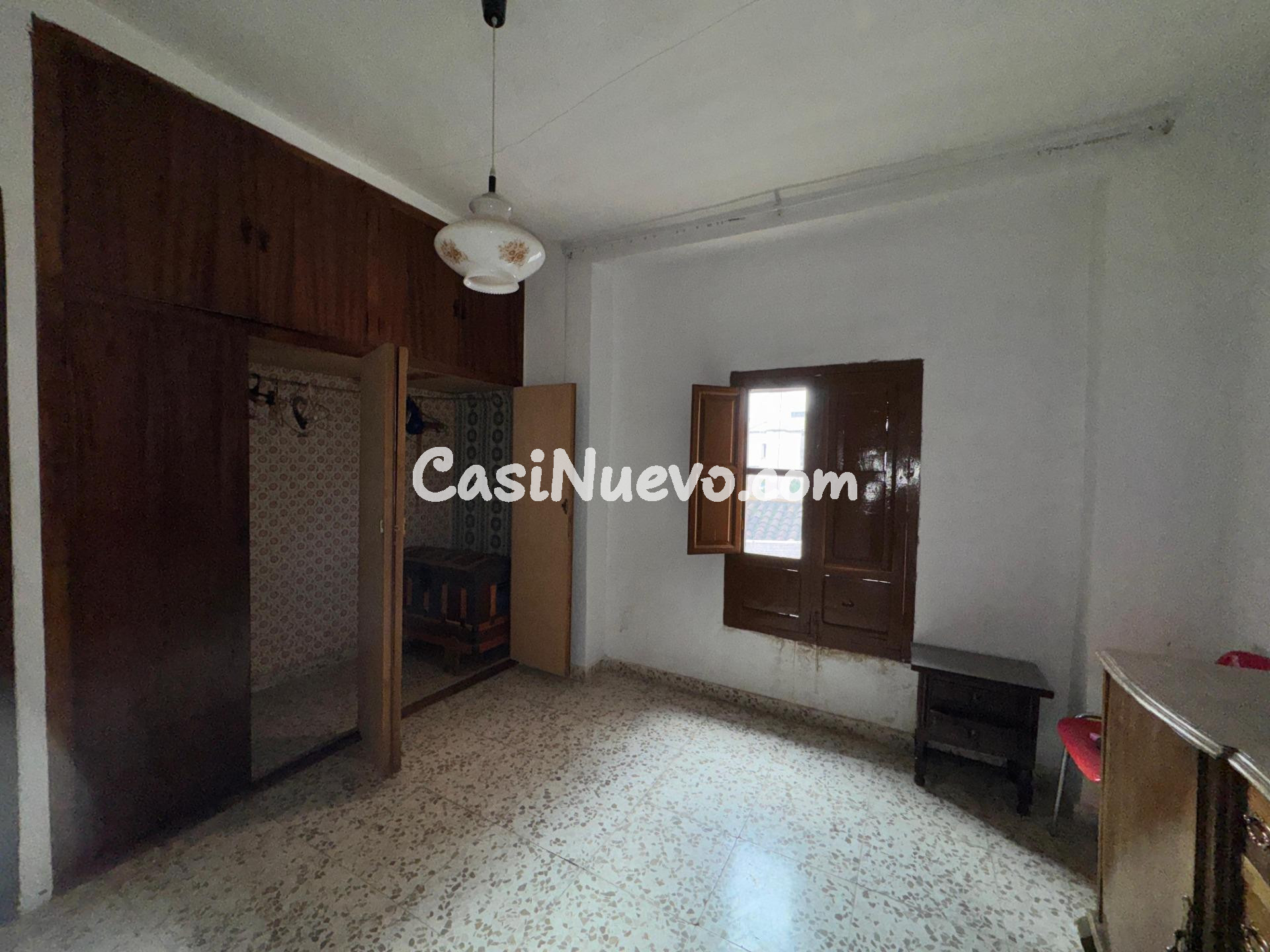 Casa de pueblo con patio y múltiples estancias para reformar - foto 29