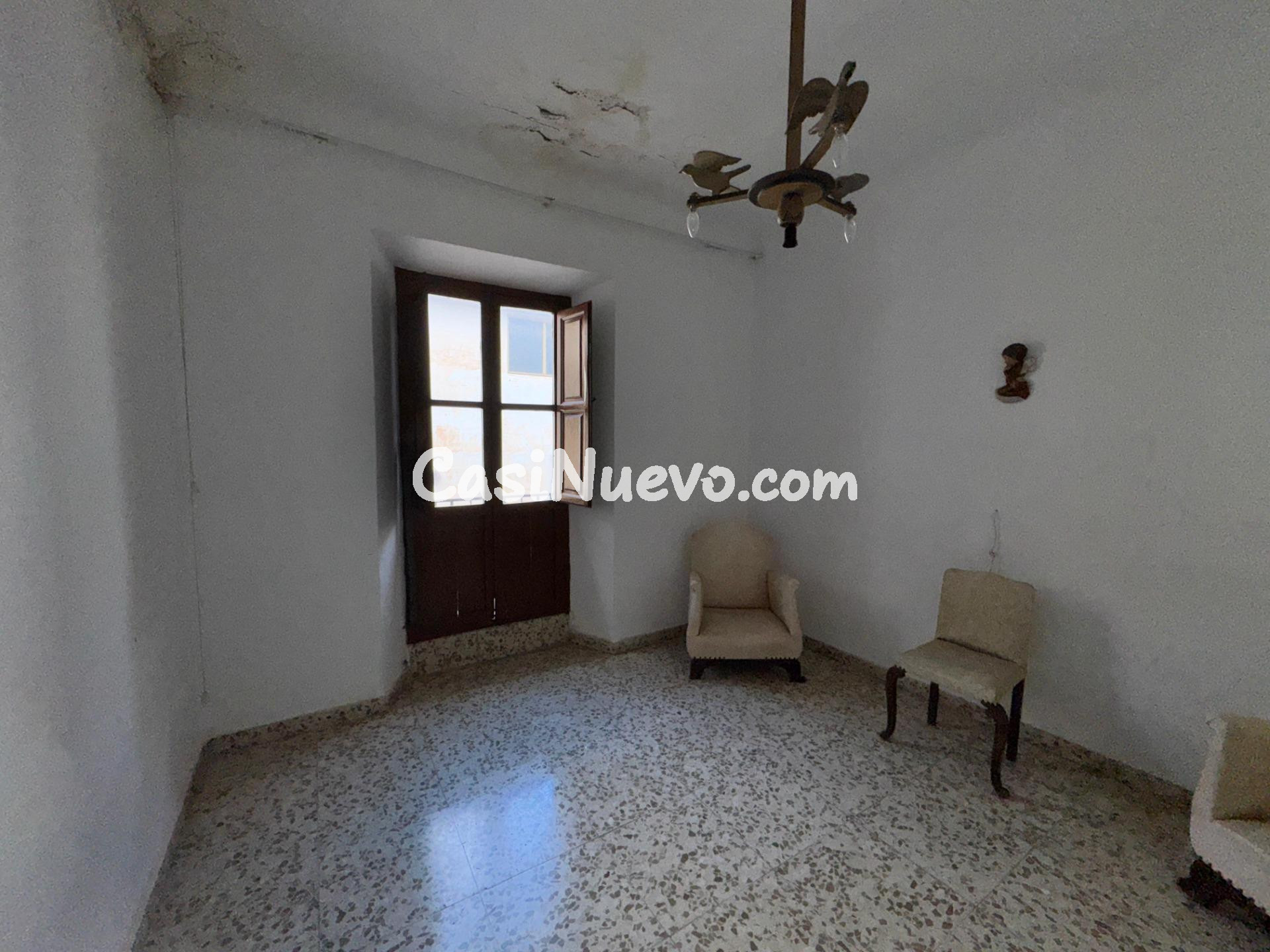 Casa de pueblo con patio y múltiples estancias para reformar - foto 30