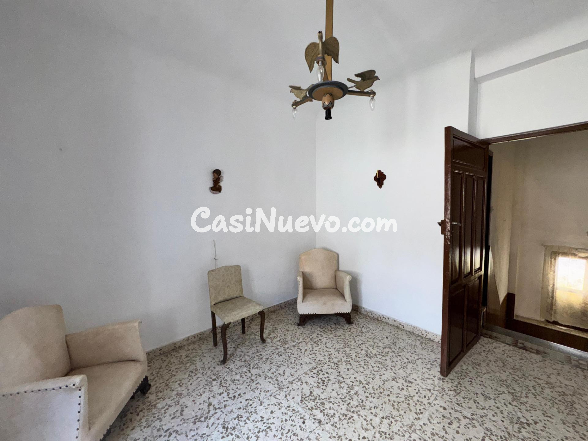 Casa de pueblo con patio y múltiples estancias para reformar - foto 31