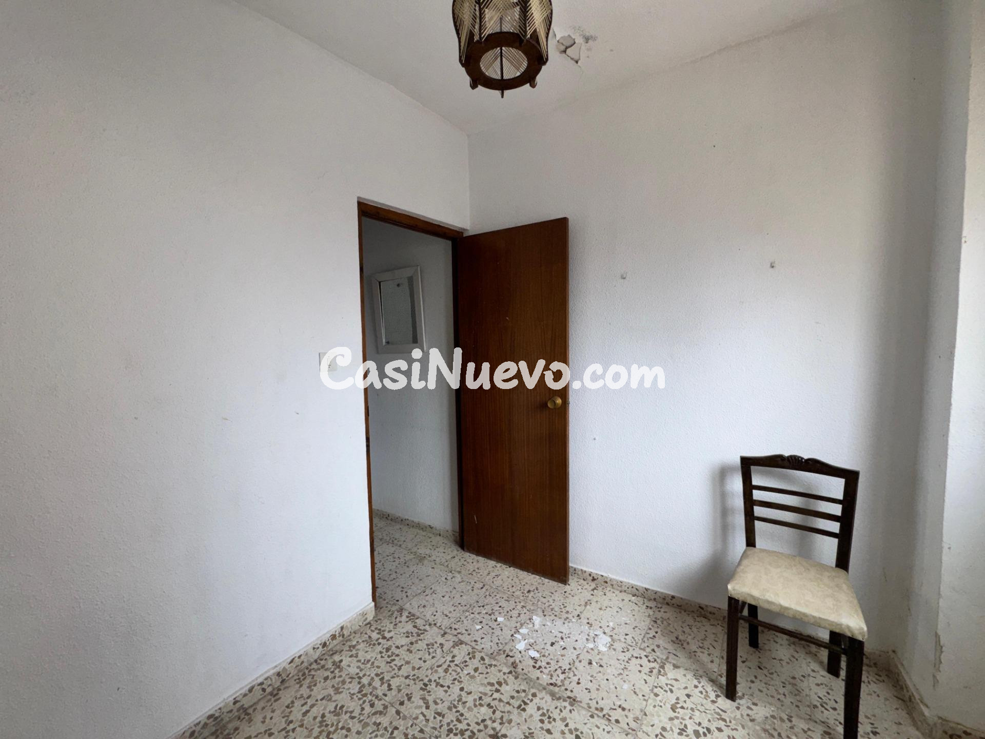 Casa de pueblo con patio y múltiples estancias para reformar - foto 33