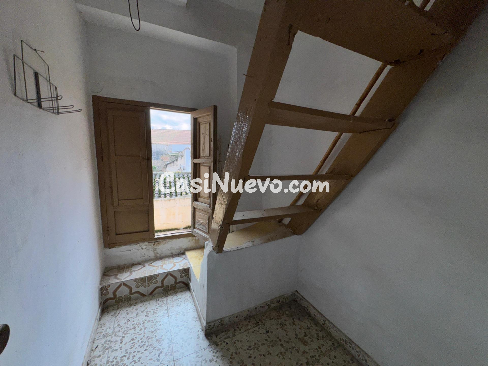 Casa de pueblo con patio y múltiples estancias para reformar - foto 34