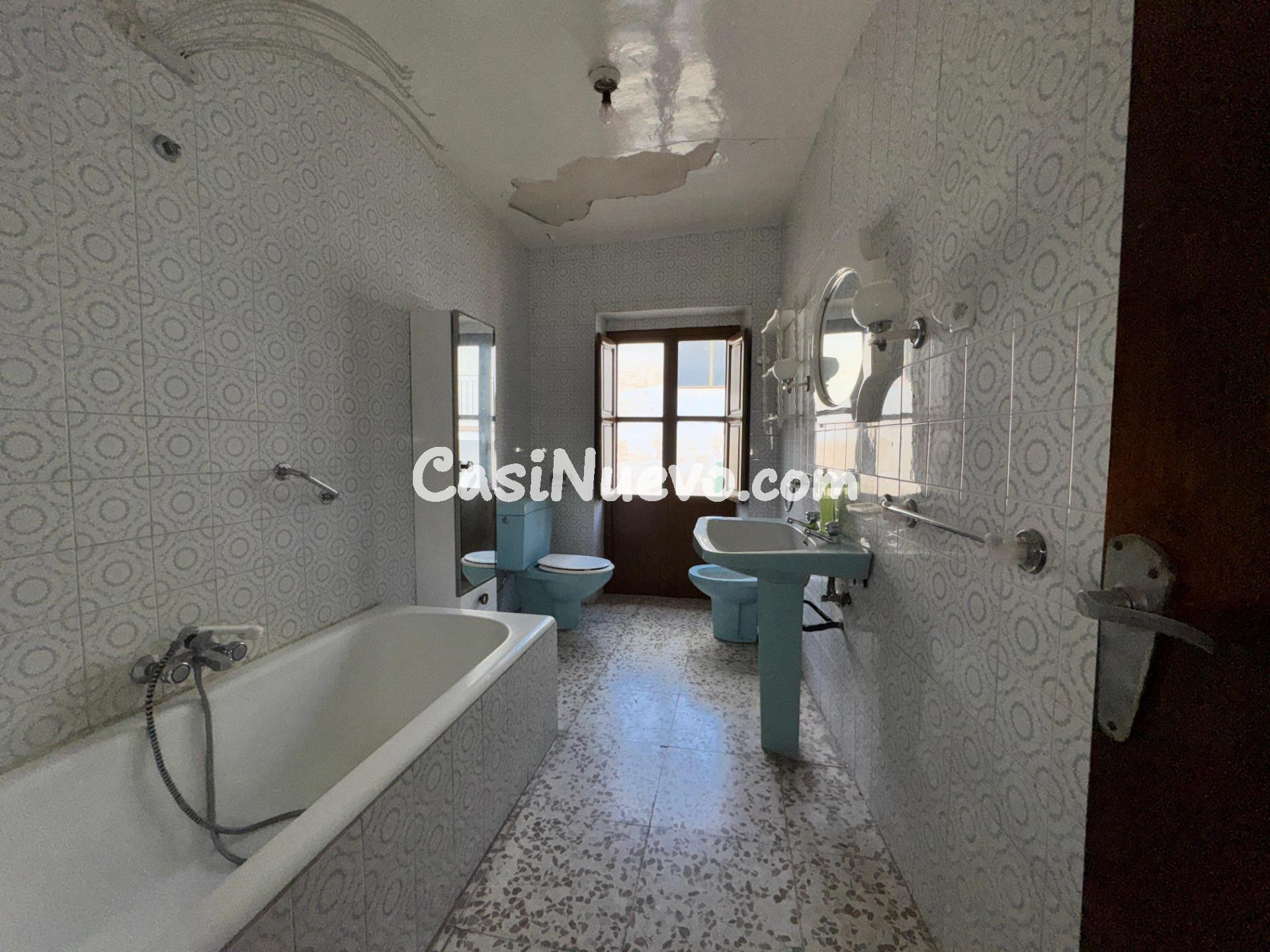 Casa de pueblo con patio y múltiples estancias para reformar - foto 36