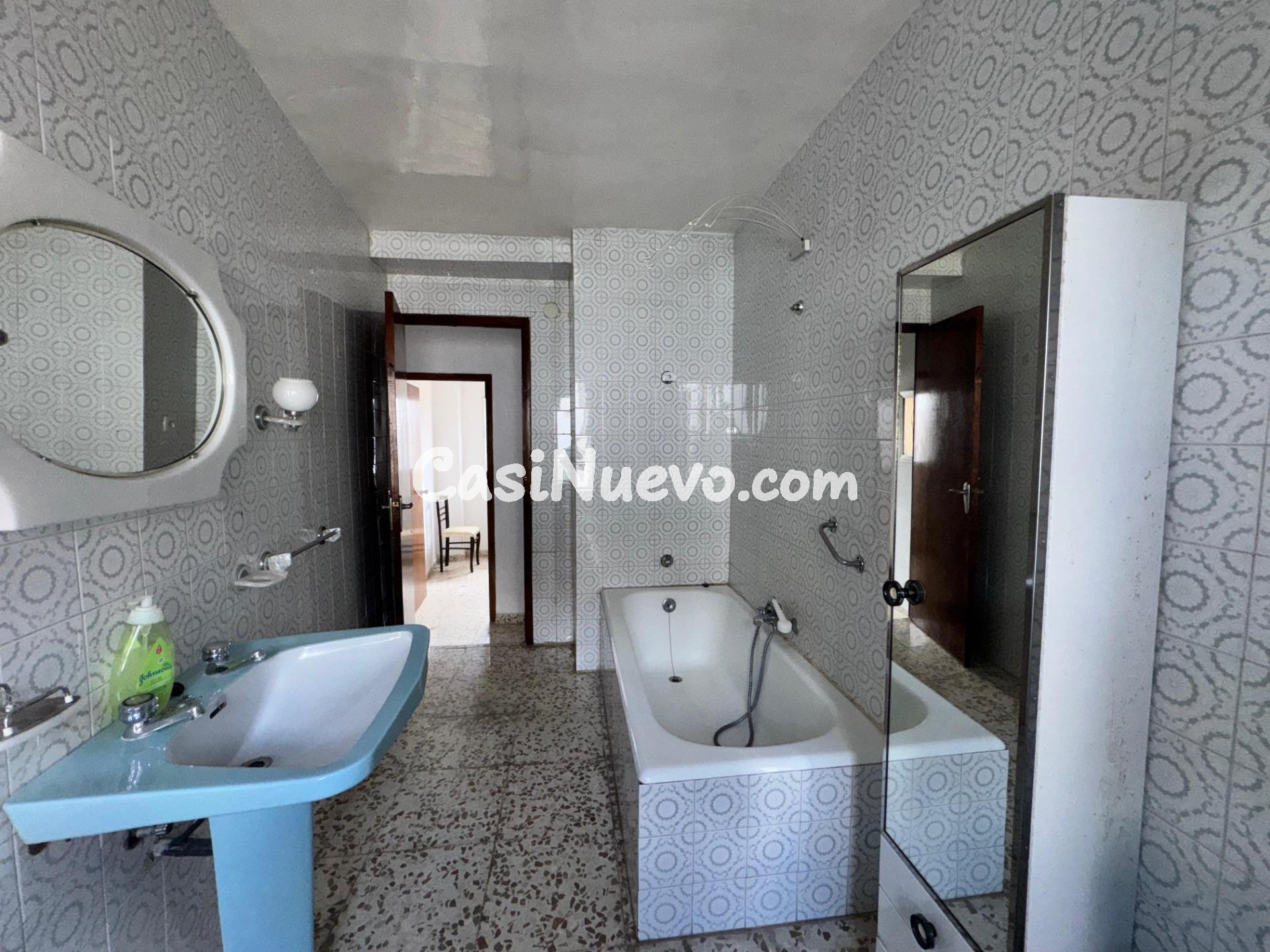 Casa de pueblo con patio y múltiples estancias para reformar - foto 37