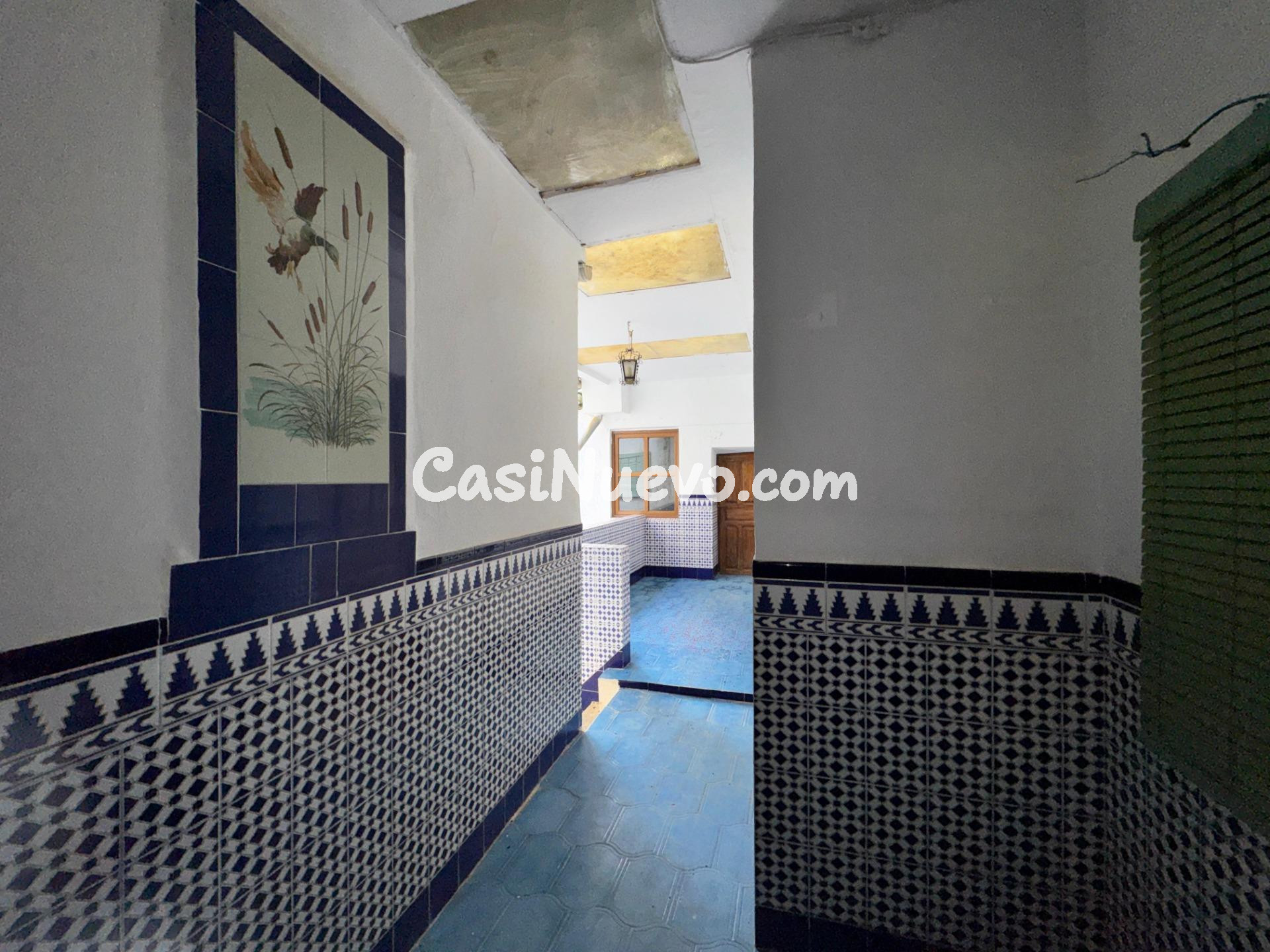 Casa de pueblo con patio y múltiples estancias para reformar - foto 38