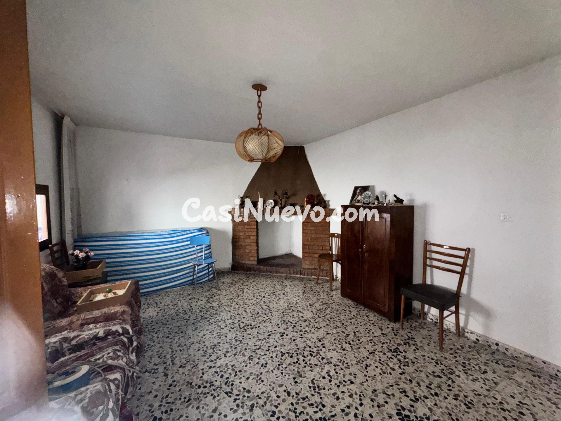 Casa de pueblo con patio y múltiples estancias para reformar - foto 39