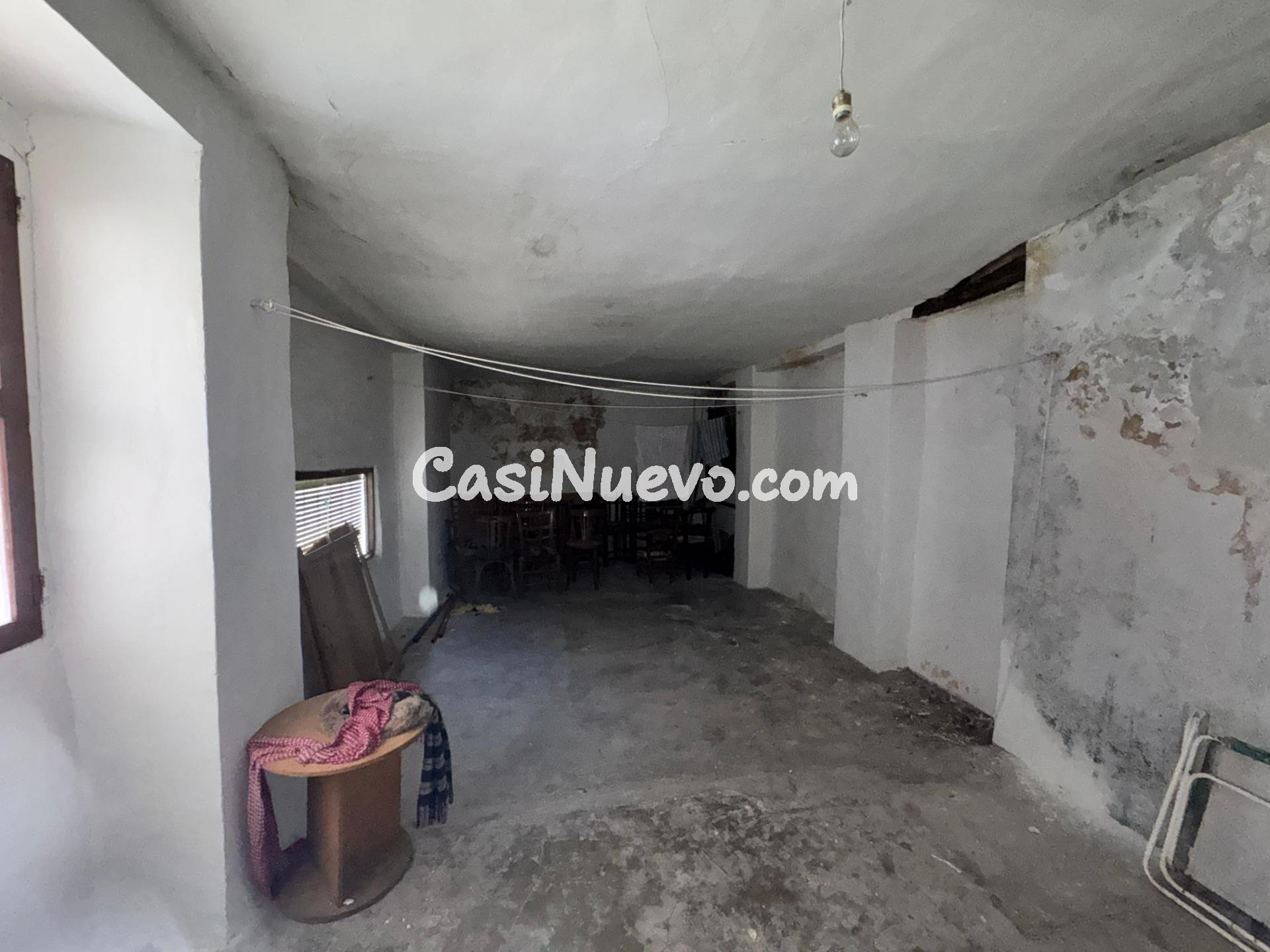 Casa de pueblo con patio y múltiples estancias para reformar - foto 41
