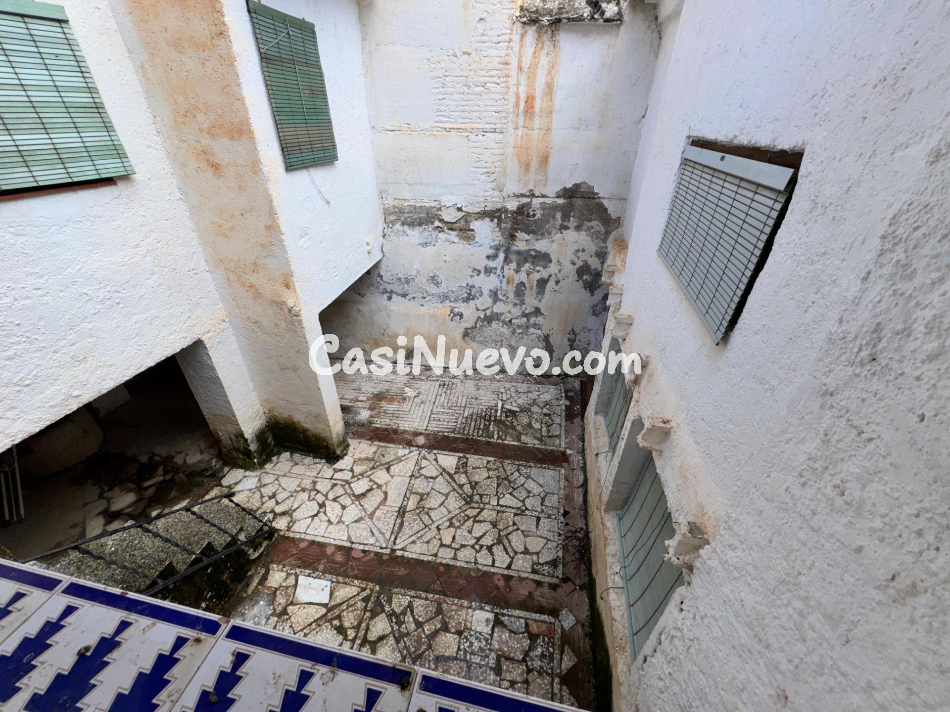 Casa de pueblo con patio y múltiples estancias para reformar - foto 43