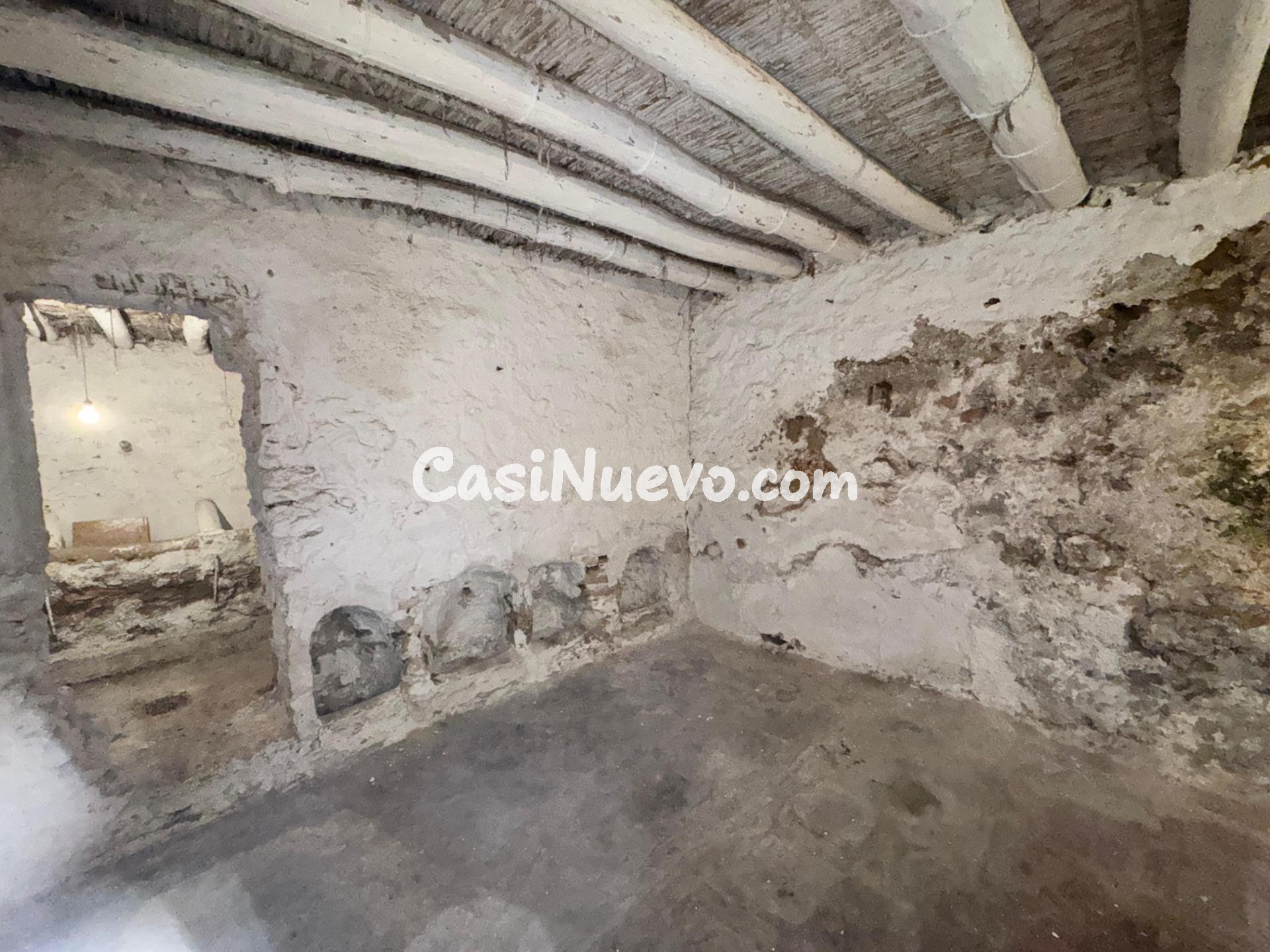 Casa de pueblo con patio y múltiples estancias para reformar - foto 46