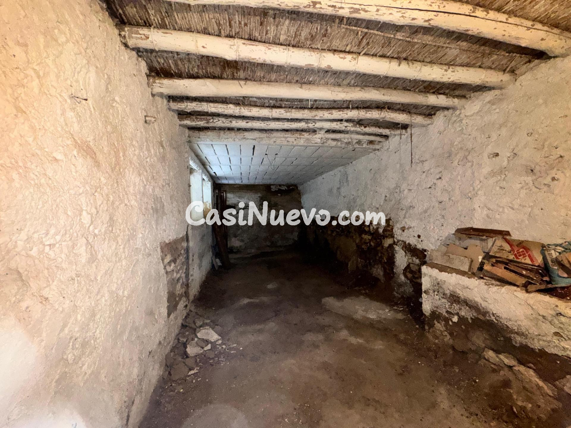 Casa de pueblo con patio y múltiples estancias para reformar - foto 47
