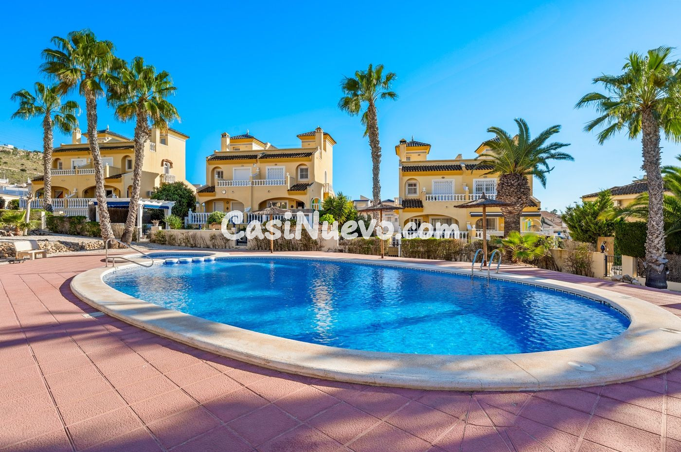 Amplia vivienda con jardín privado y solárium en Benimar, en