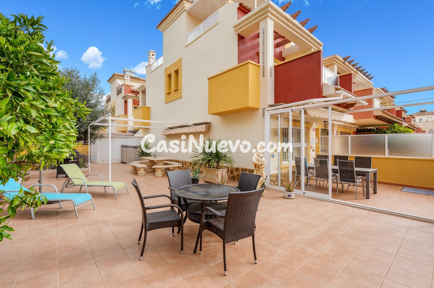 Casa adosada esquinera con orientación sur, amplia parcela y - foto 2