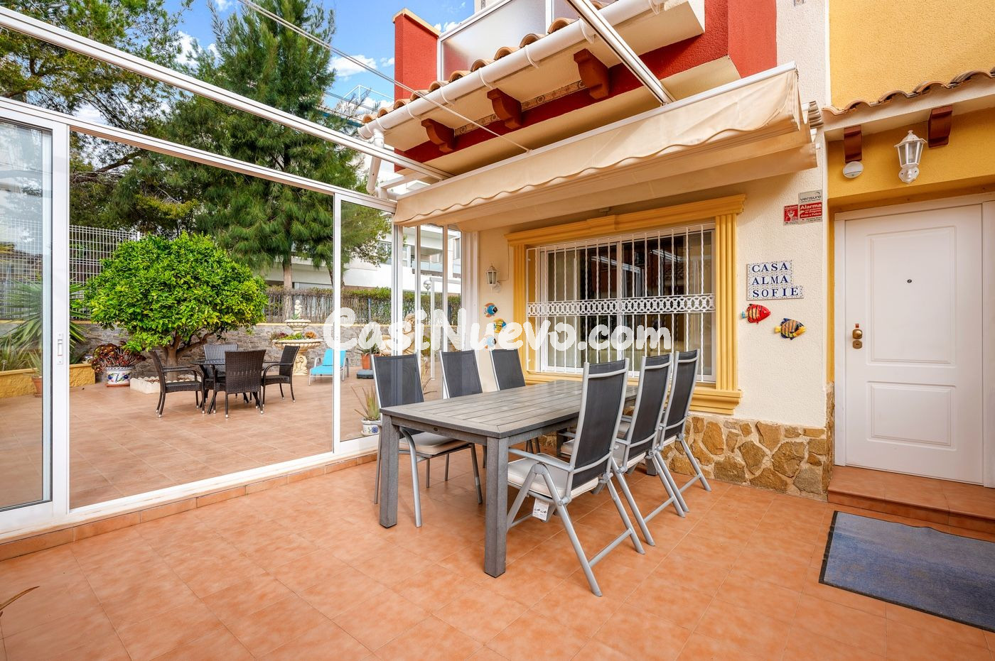 Casa adosada esquinera con orientación sur, amplia parcela y - foto 3