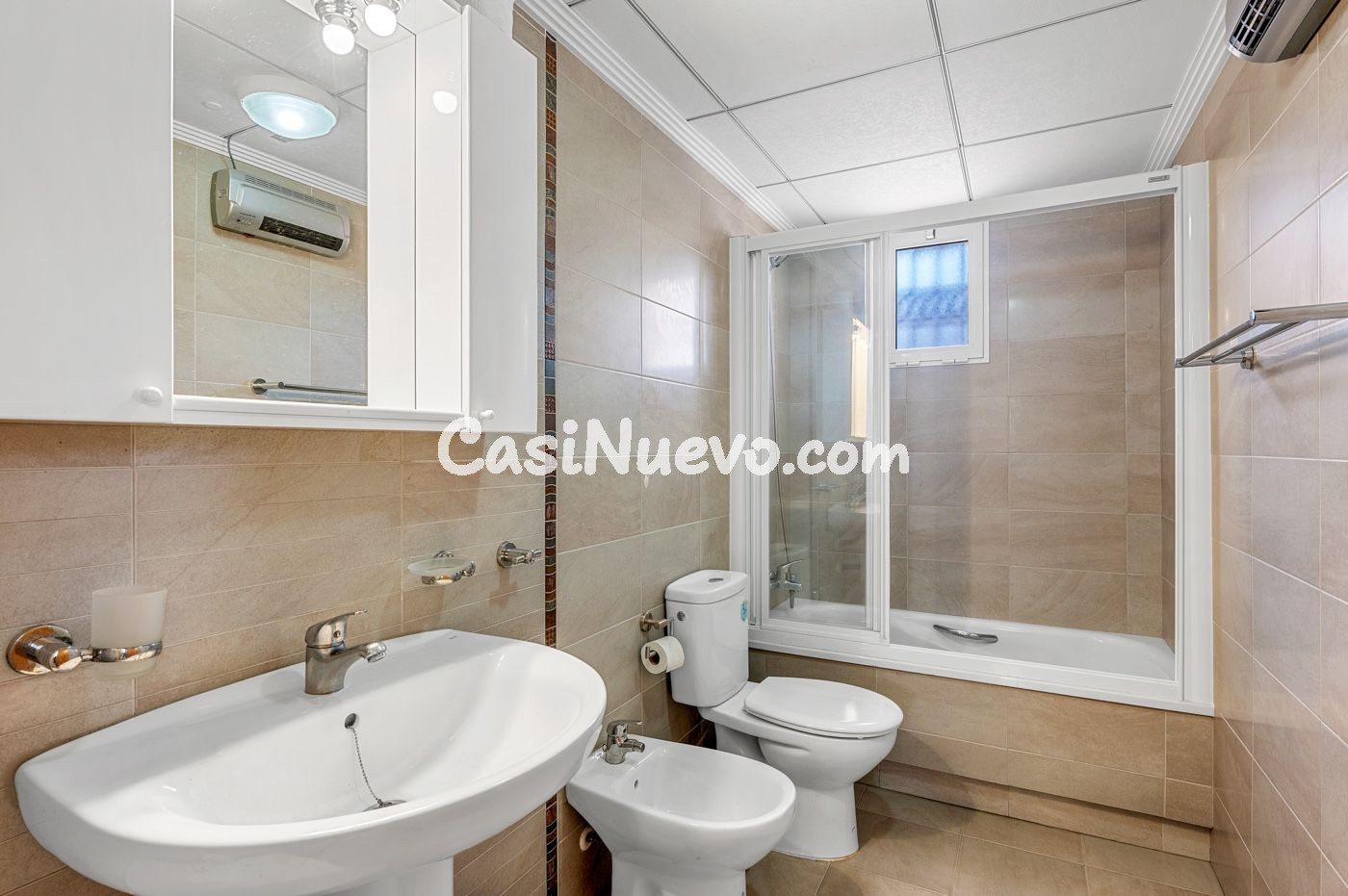 Casa adosada esquinera con orientación sur, amplia parcela y - foto 17