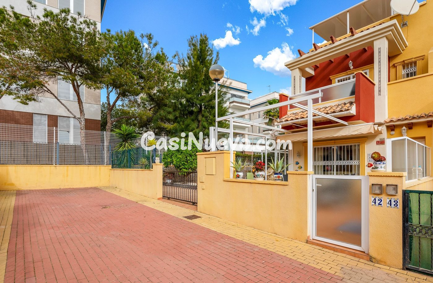 Casa adosada esquinera con orientación sur, amplia parcela y - foto 32