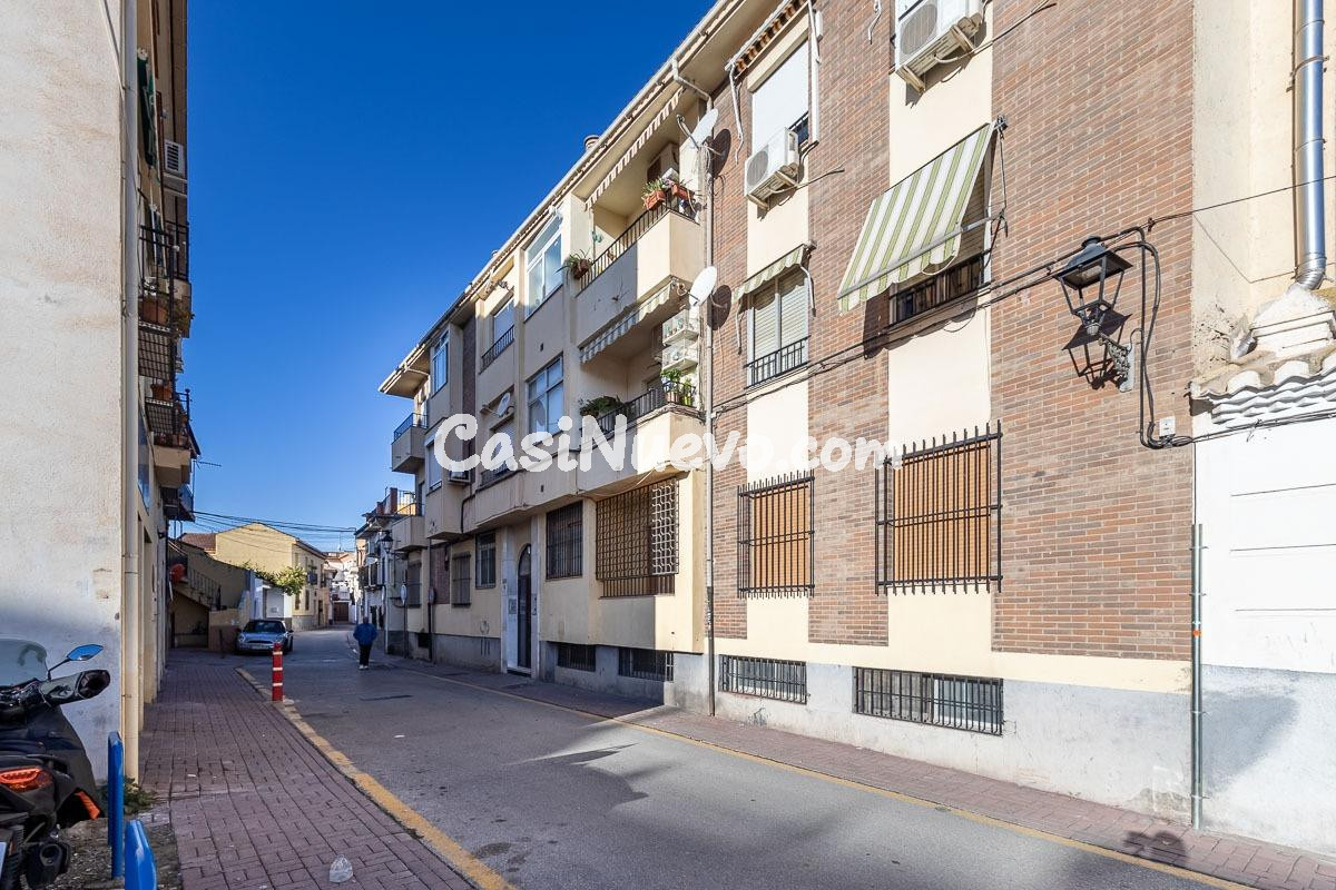 Te presento un piso muy céntrico en Ogíjares de tres habitac - foto 5