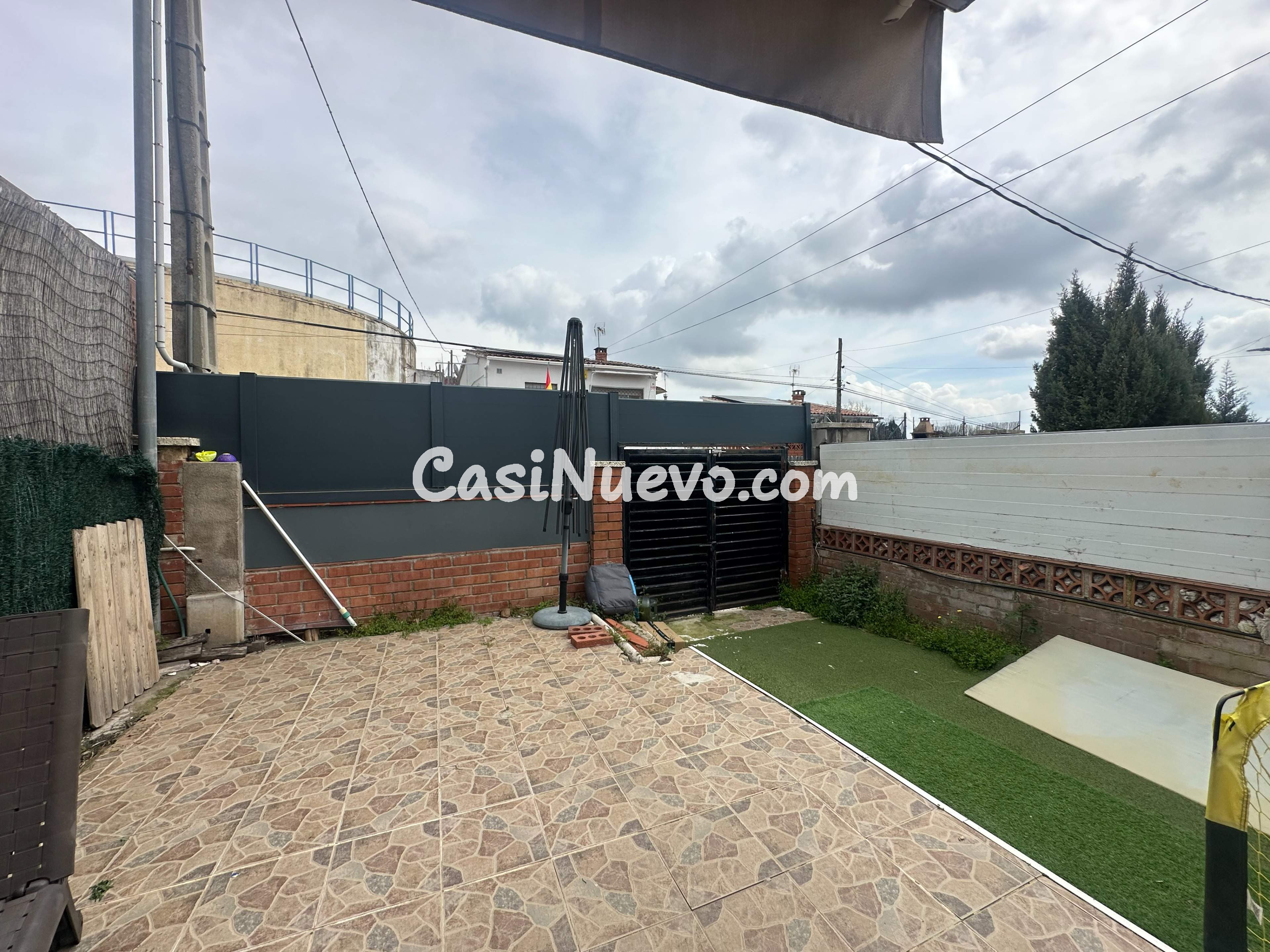 Casa adosada reformada con patio y espacio para vehículo en 