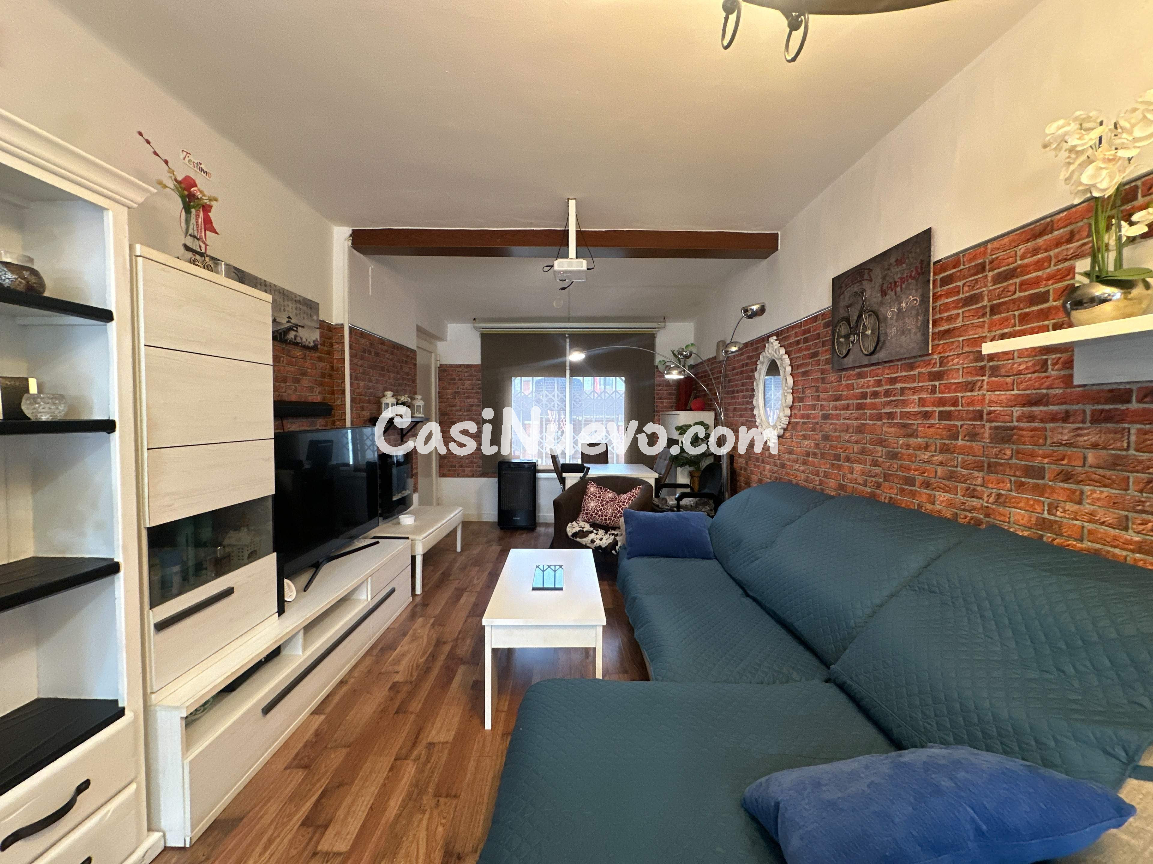 Casa adosada reformada con patio y espacio para vehículo en  - foto 2