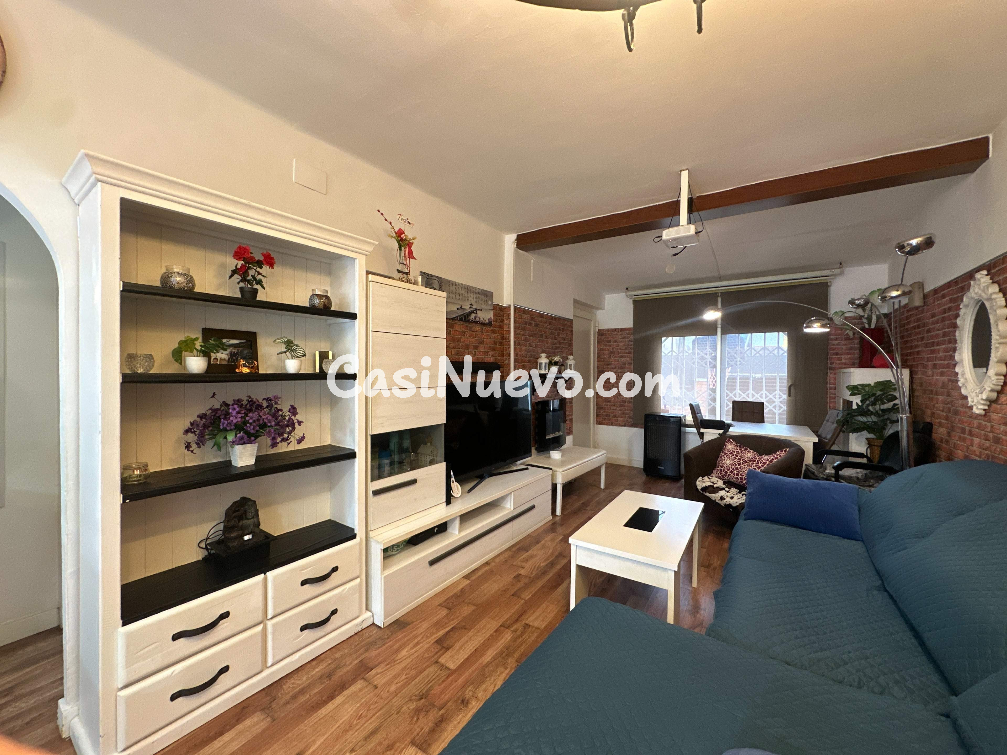 Casa adosada reformada con patio y espacio para vehículo en  - foto 3