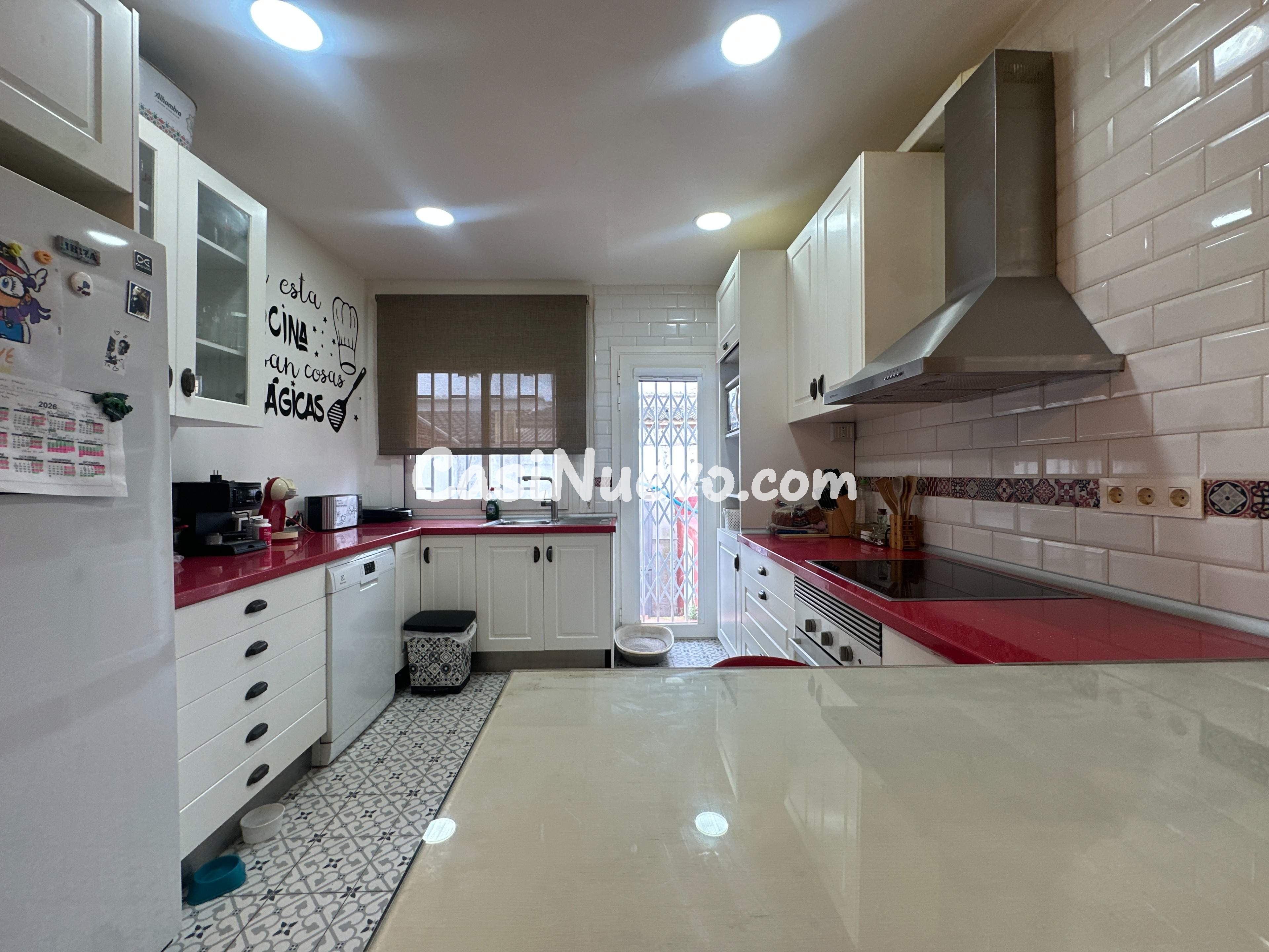 Casa adosada reformada con patio y espacio para vehículo en  - foto 7