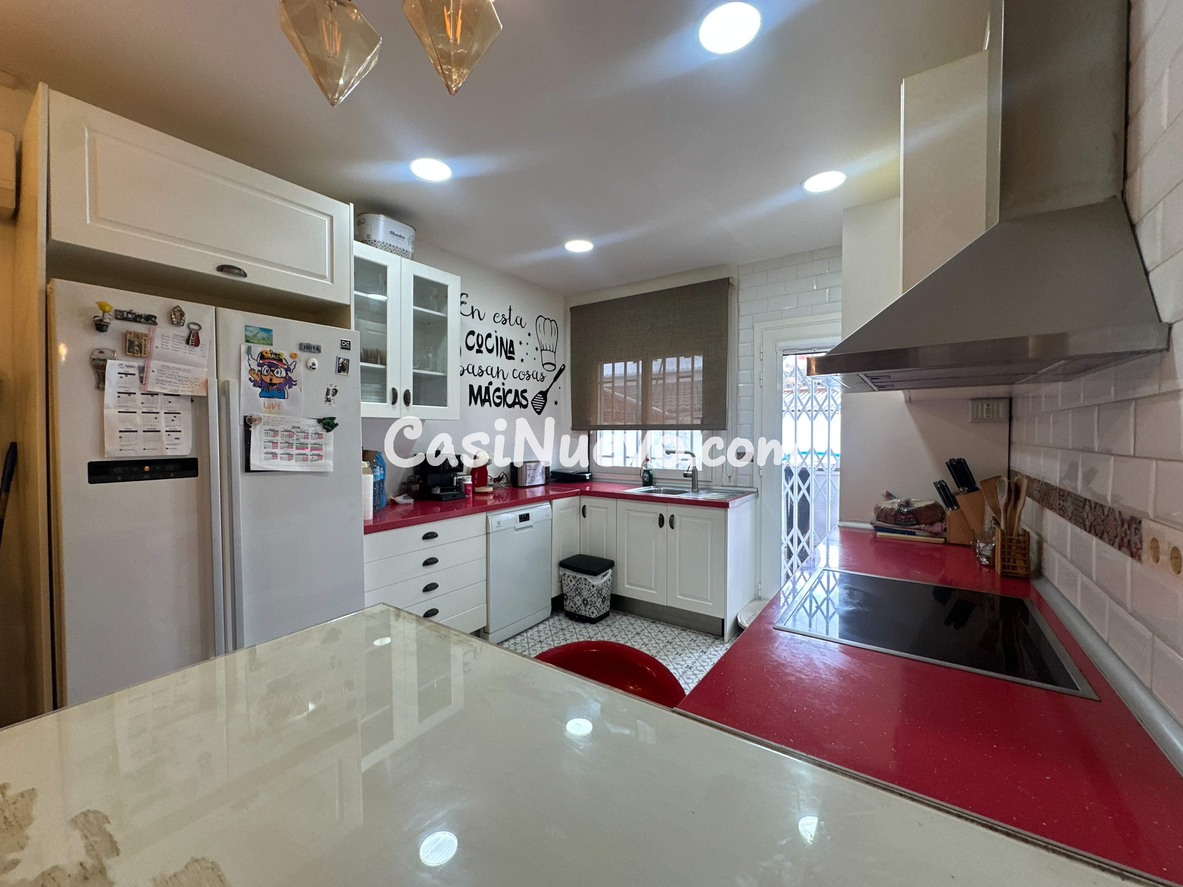 Casa adosada reformada con patio y espacio para vehículo en  - foto 8