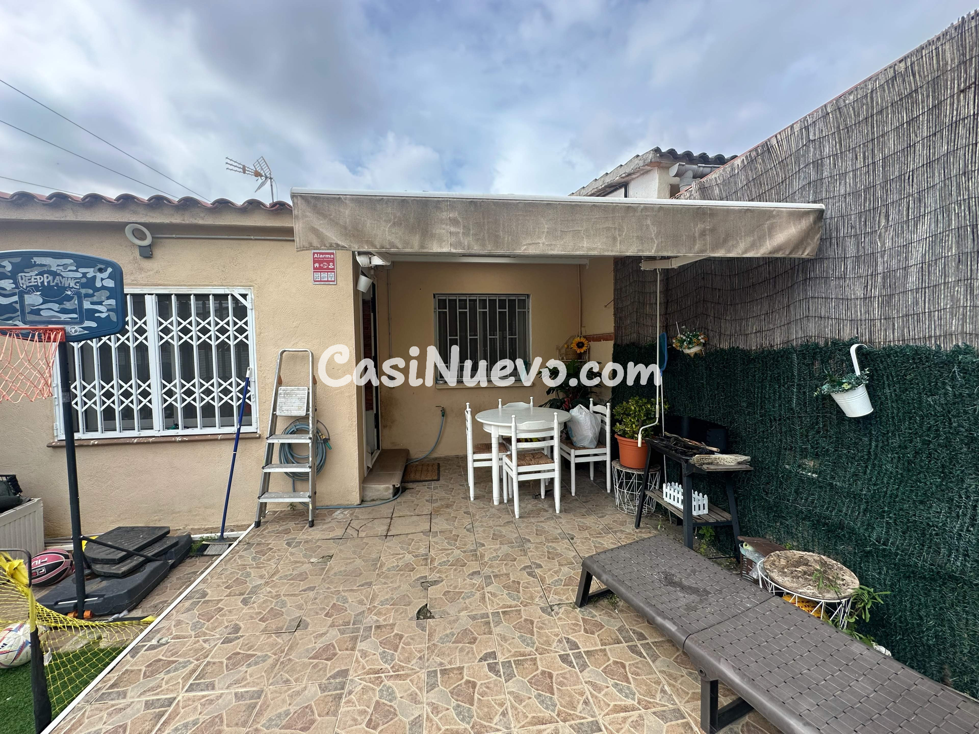 Casa adosada reformada con patio y espacio para vehículo en  - foto 9