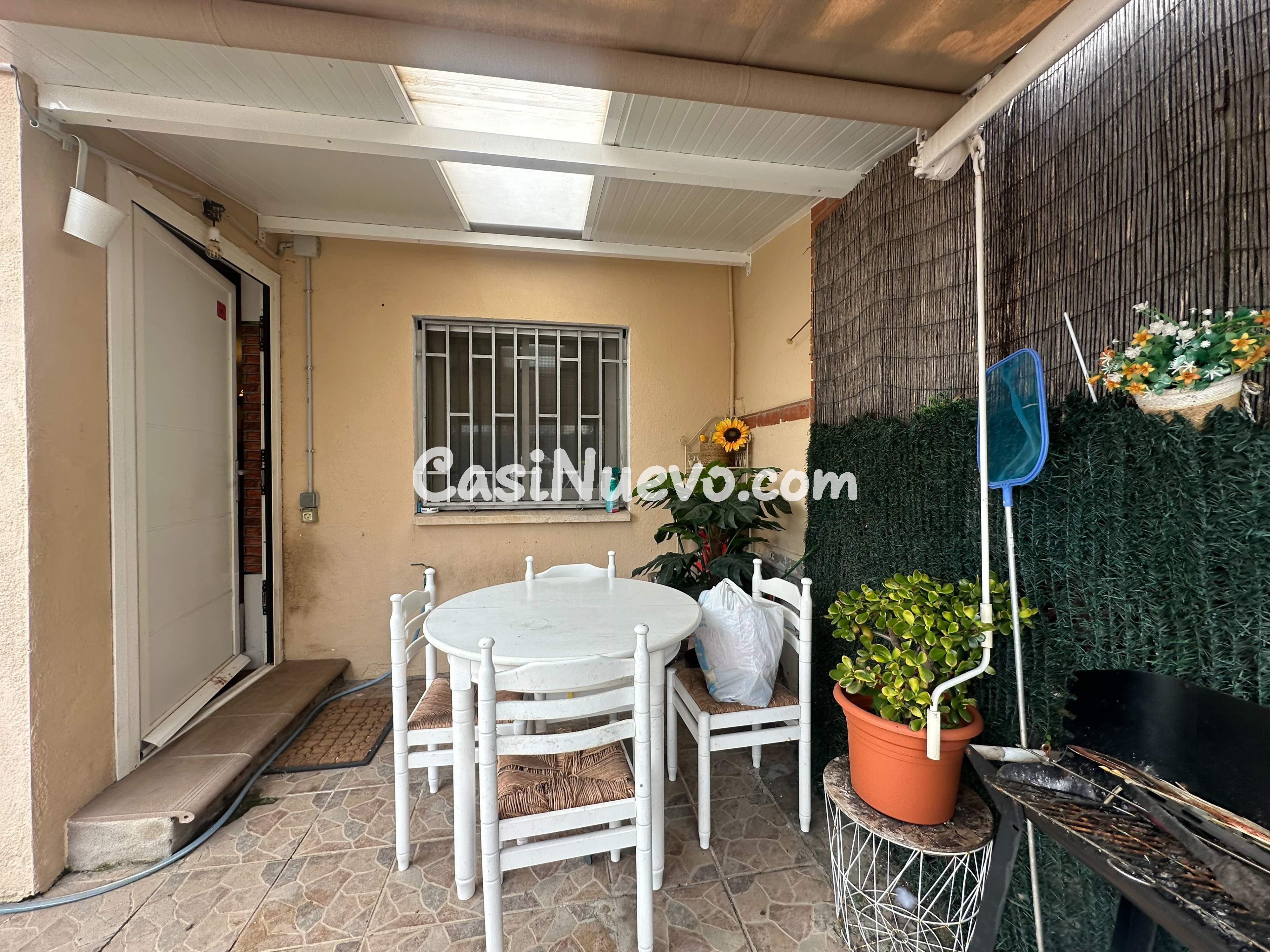 Casa adosada reformada con patio y espacio para vehículo en  - foto 10
