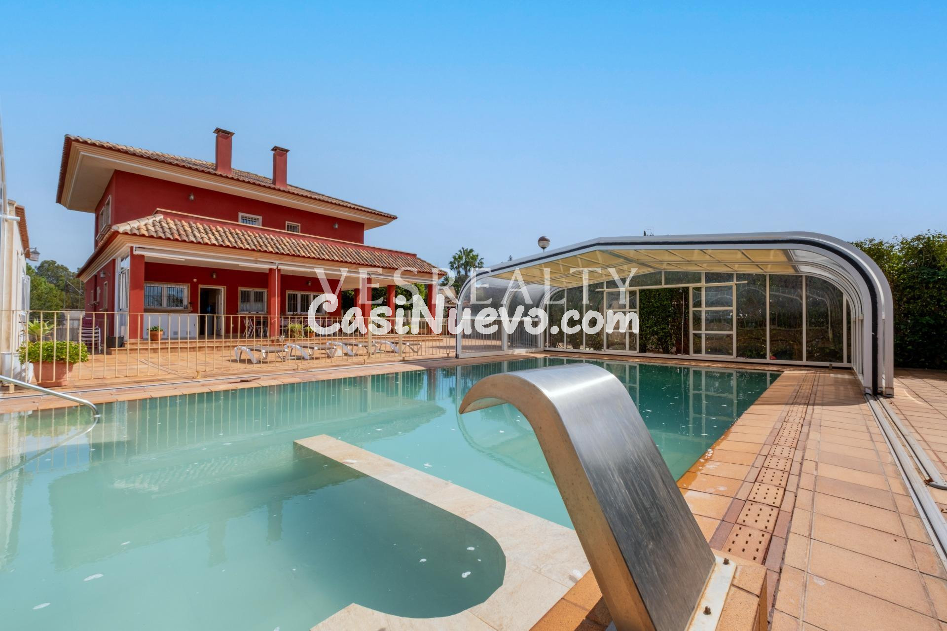 Exclusiva villa con gran parcela, piscina y amplias zonas ex