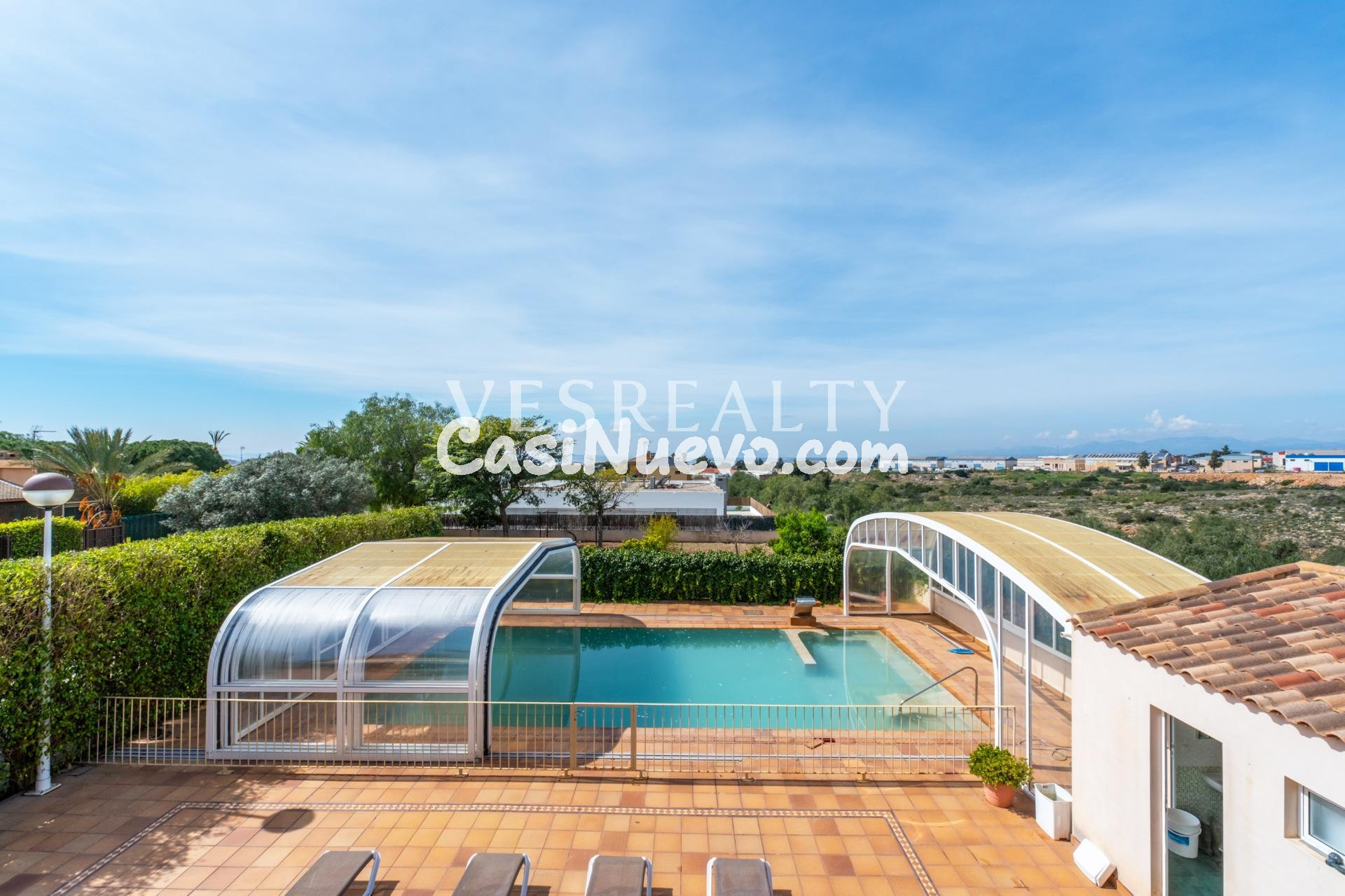 Exclusiva villa con gran parcela, piscina y amplias zonas ex - foto 3