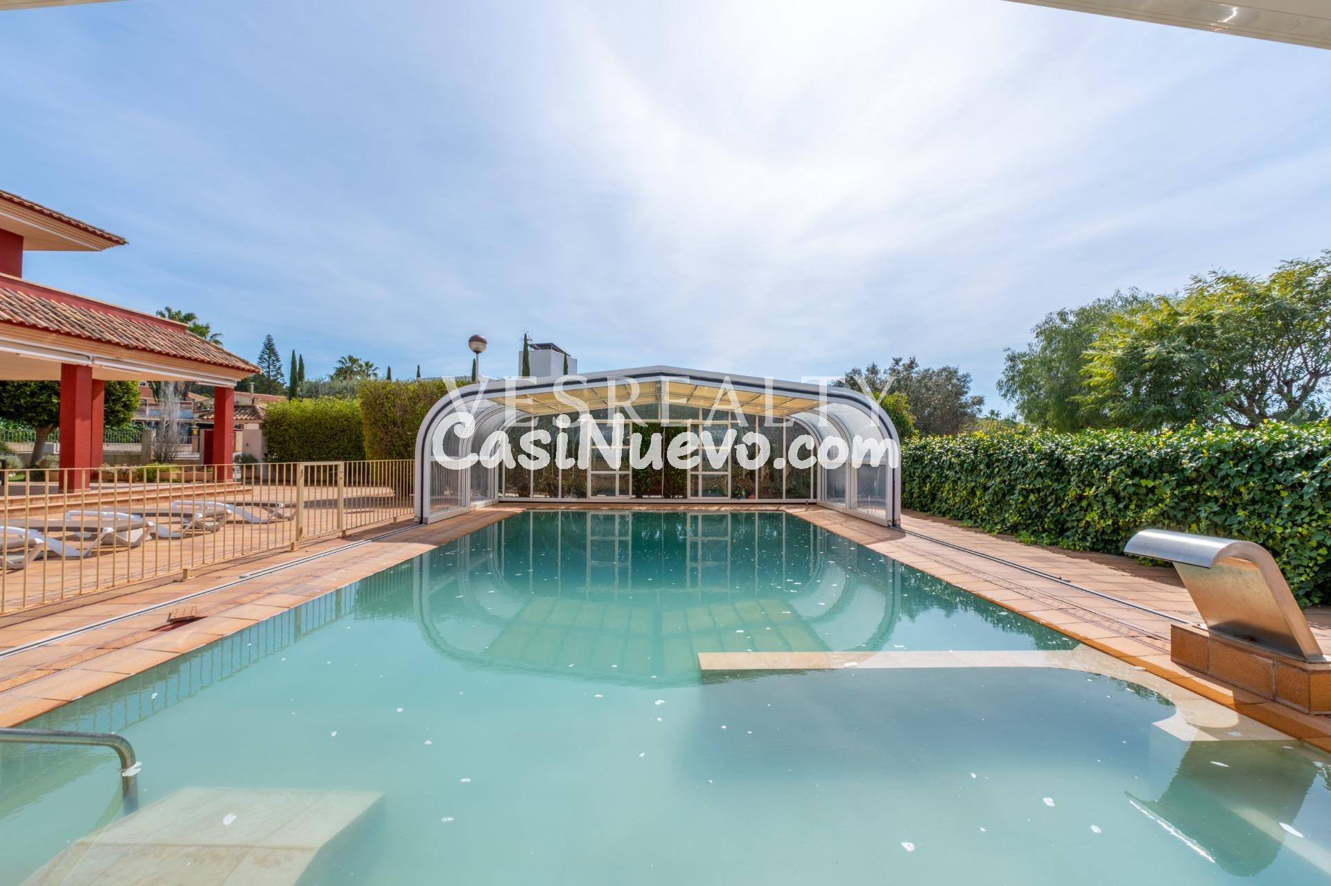 Exclusiva villa con gran parcela, piscina y amplias zonas ex - foto 5