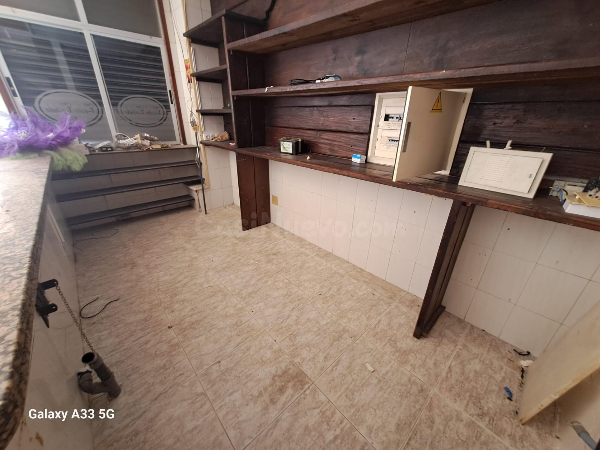 Local comercial en Águilas: 80 m2 para reformar con orientac - foto 6