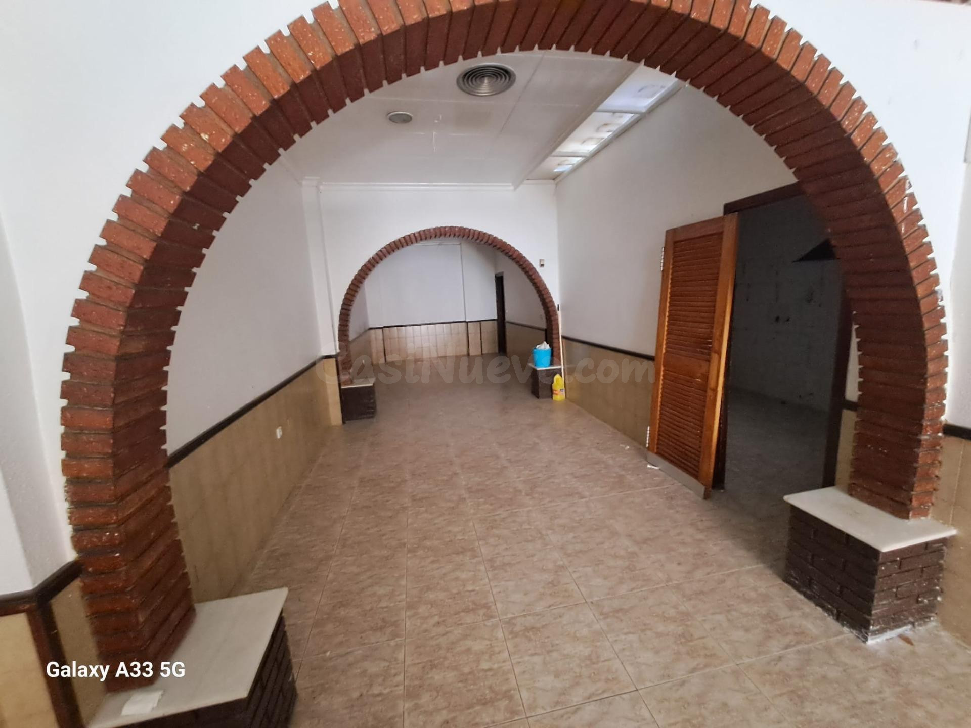 Local comercial en Águilas: 80 m2 para reformar con orientac - foto 8